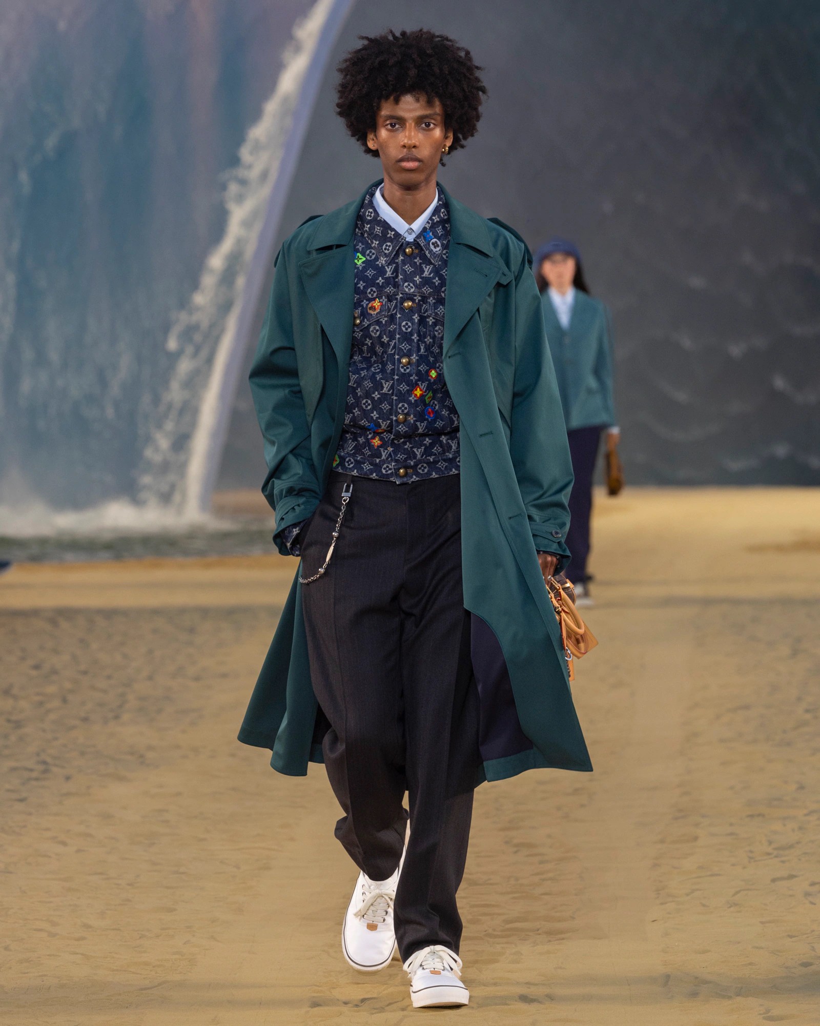 Hinh anh Louis Vuitton Menswear SS27: Lời mời gọi từ đại dương dưới ánh trăng Paris 17