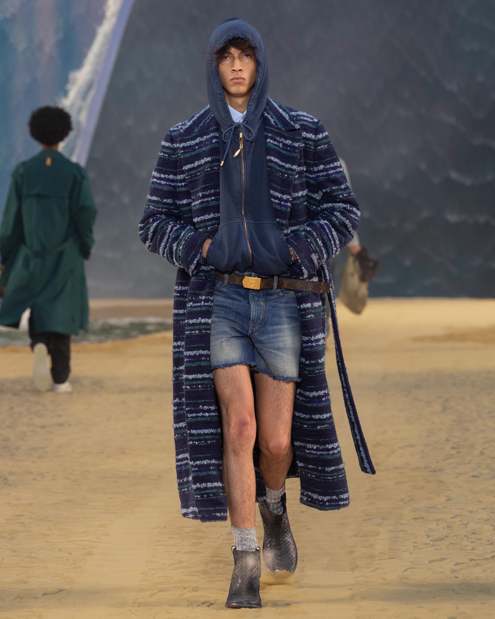 Hinh anh Louis Vuitton Menswear SS27: Lời mời gọi từ đại dương dưới ánh trăng Paris 15