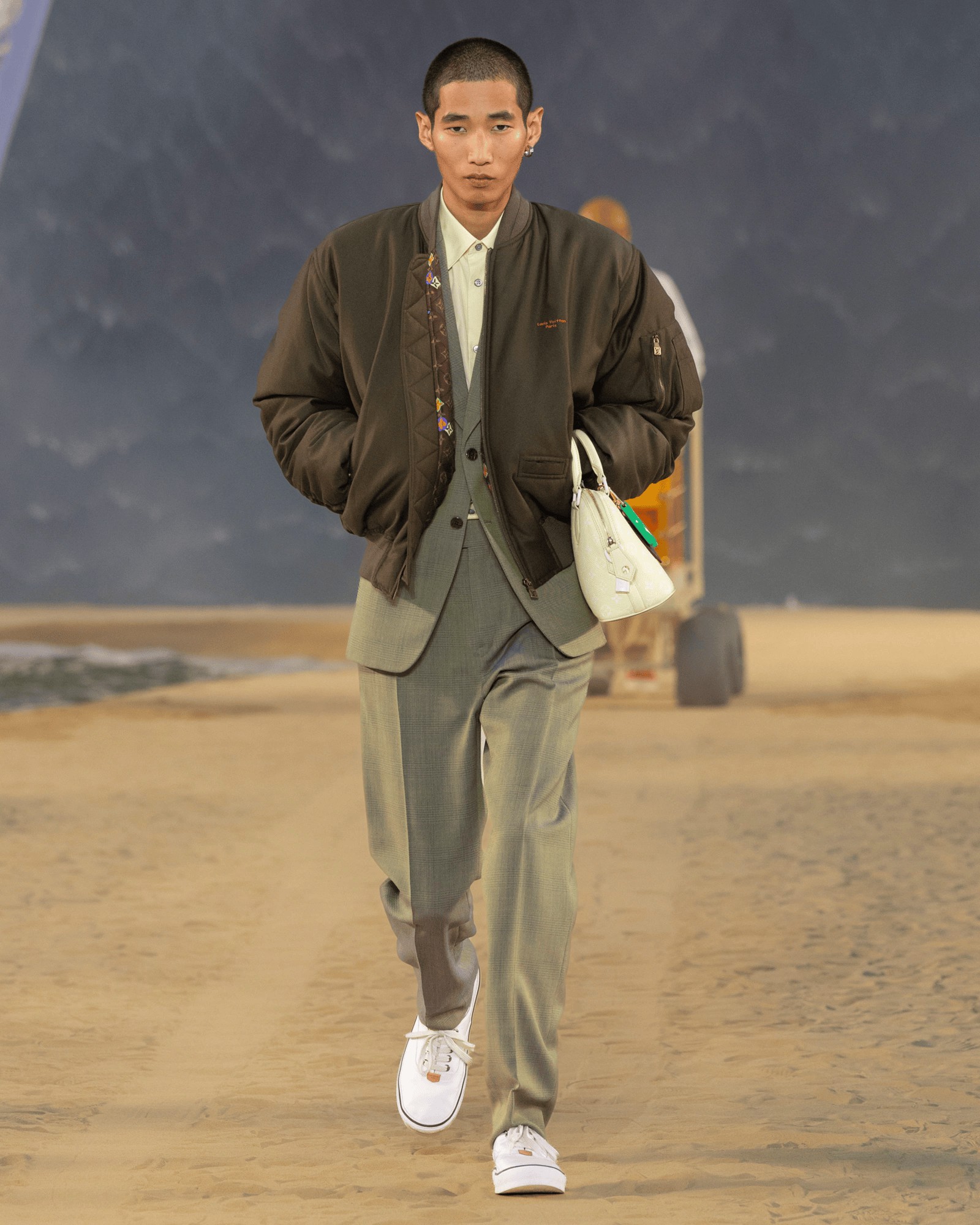 Hinh anh Louis Vuitton Menswear SS27: Lời mời gọi từ đại dương dưới ánh trăng Paris 4