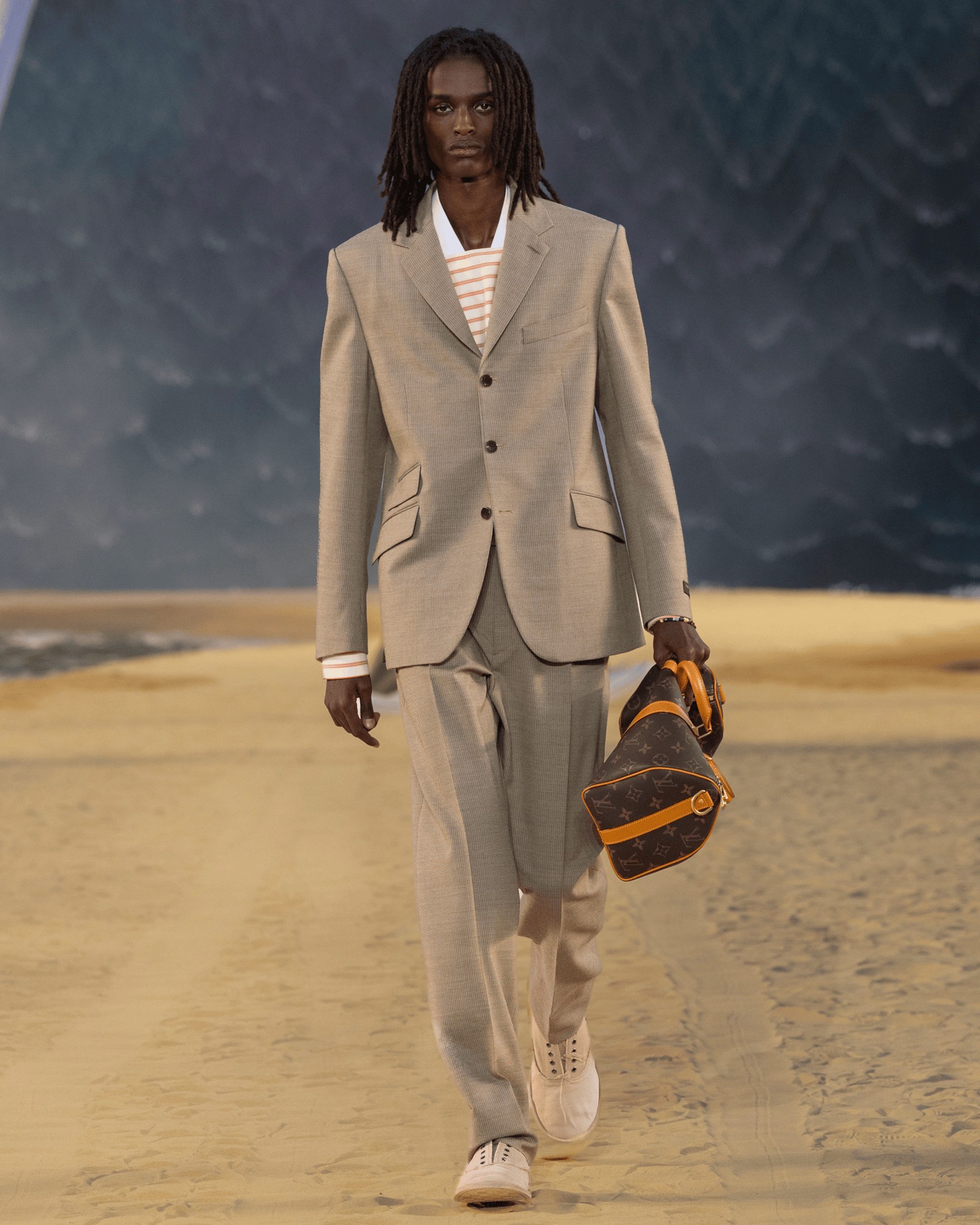 Hinh anh Louis Vuitton Menswear SS27: Lời mời gọi từ đại dương dưới ánh trăng Paris 9