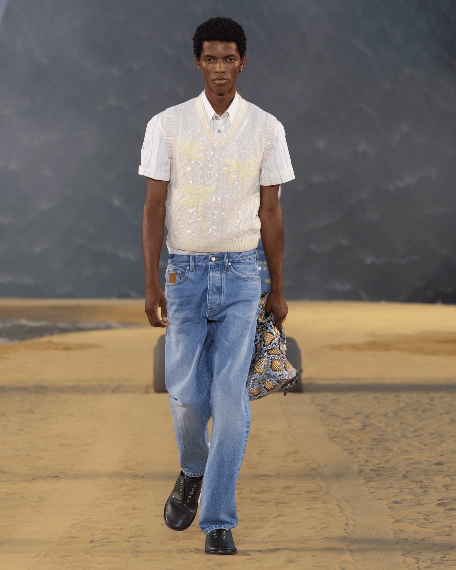 Hinh anh Louis Vuitton Menswear SS27: Lời mời gọi từ đại dương dưới ánh trăng Paris 14