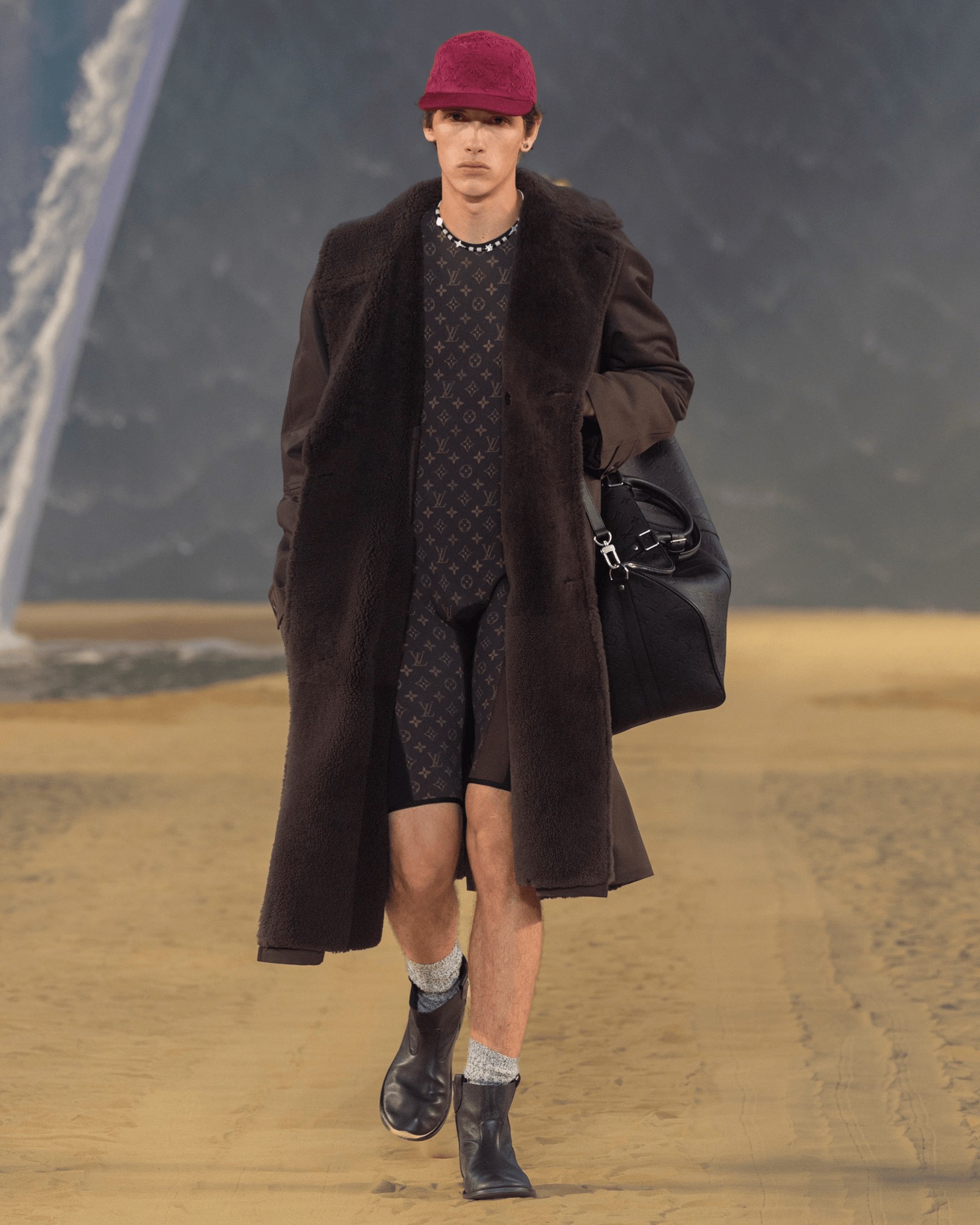 Hinh anh Louis Vuitton Menswear SS27: Lời mời gọi từ đại dương dưới ánh trăng Paris 10