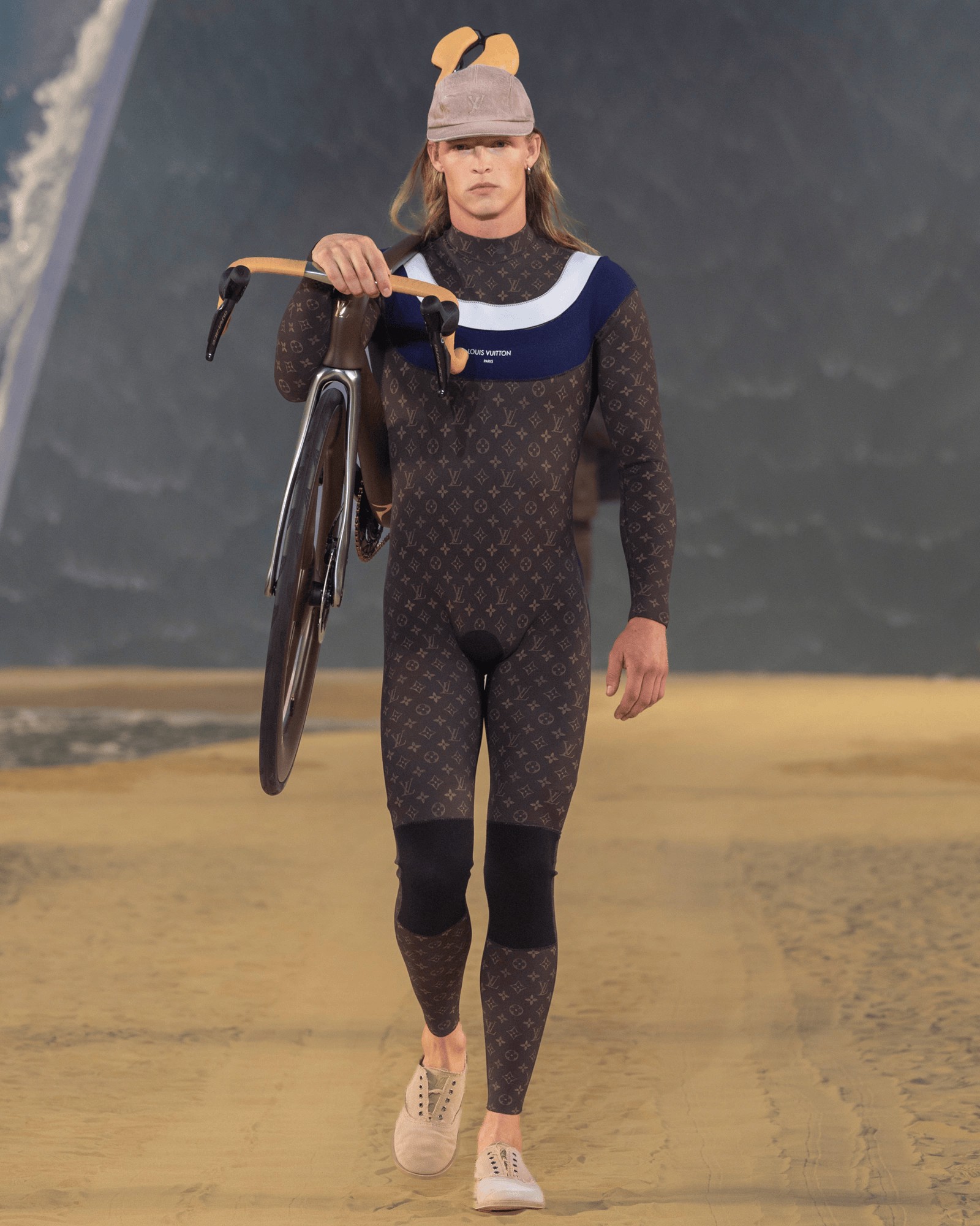 Hinh anh Louis Vuitton Menswear SS27: Lời mời gọi từ đại dương dưới ánh trăng Paris 19
