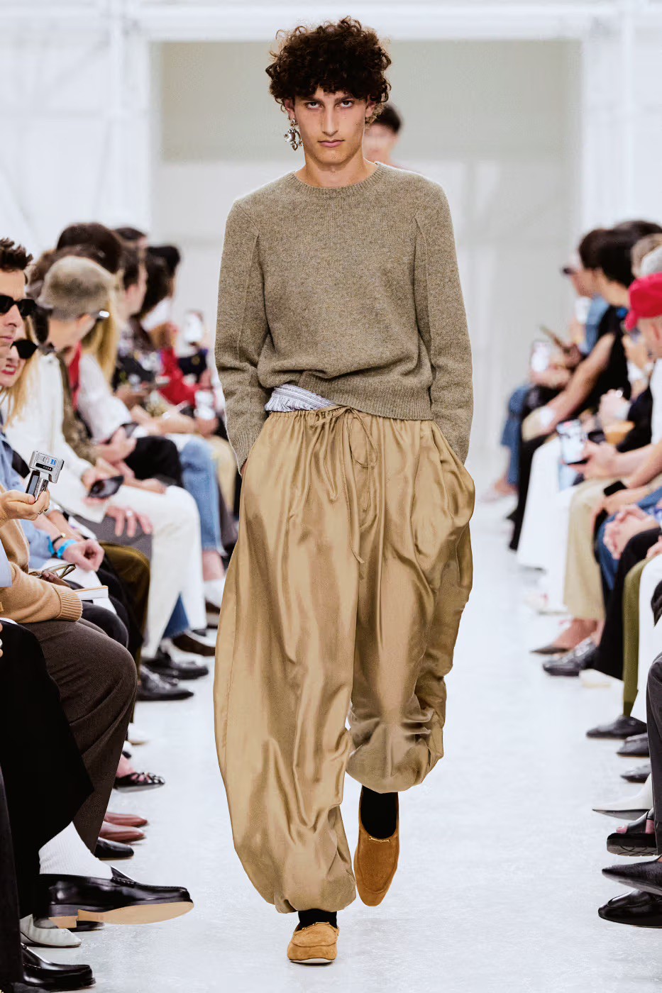Hinh anh Paris Men's Fashion Week SS27: Thử thách từ thời tiết và những cột mốc chuyển giao 32