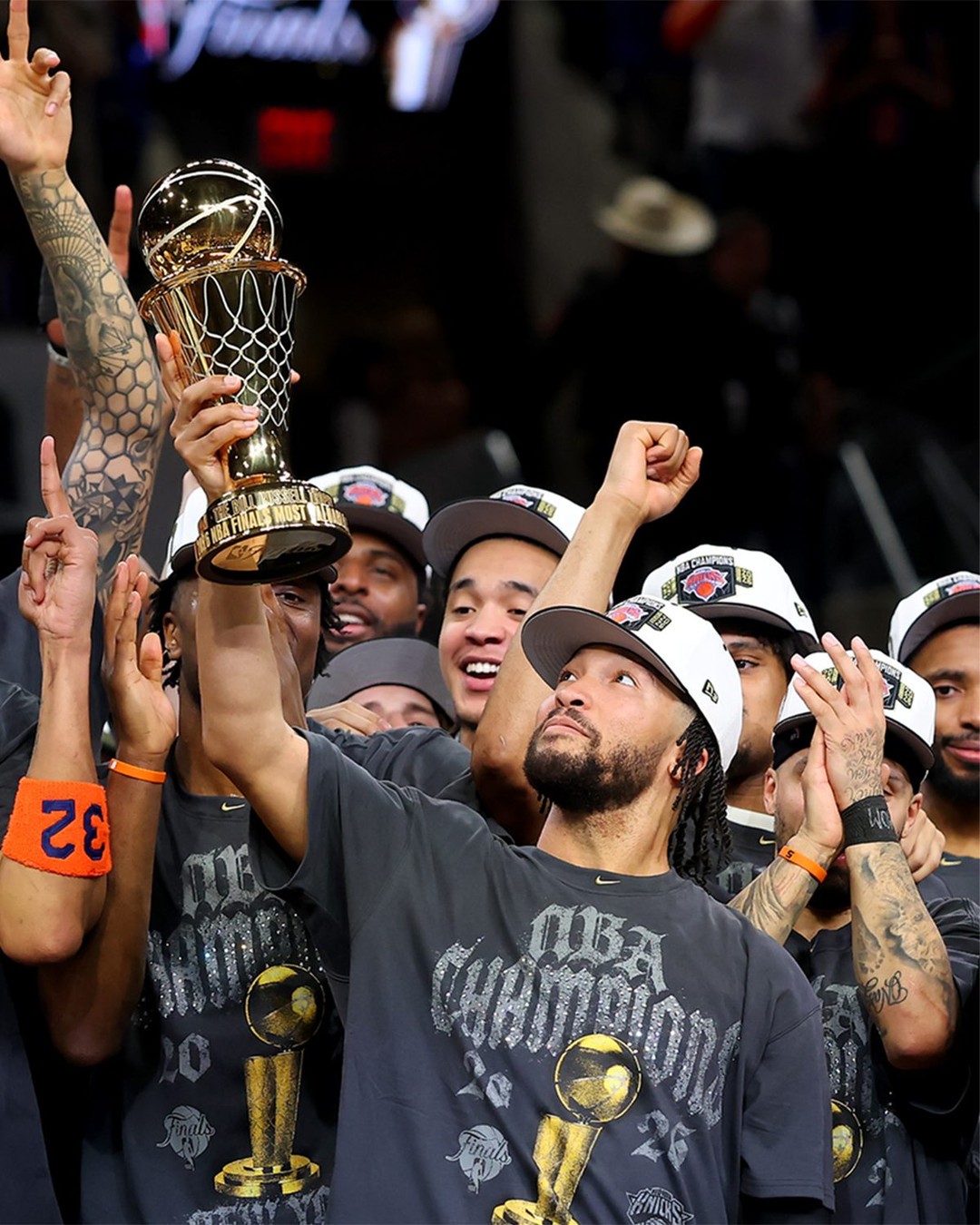 Hinh anh Tiffany & Co. và chiếc cúp Larry O’Brien trong khoảnh khắc lịch sử của New York Knicks 1