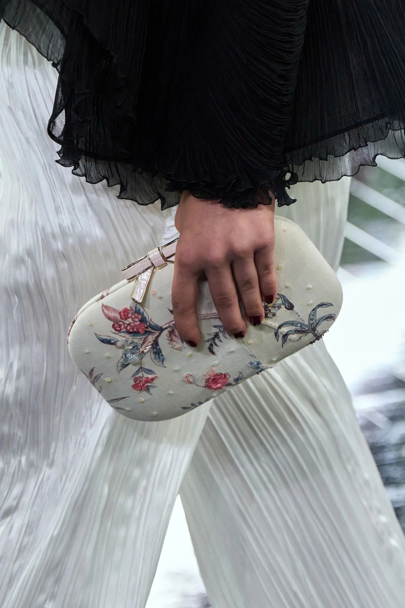 Hinh anh Dior Haute Couture FW26: Ngôn ngữ điêu khắc dưới bóng cây dương xỉ  27