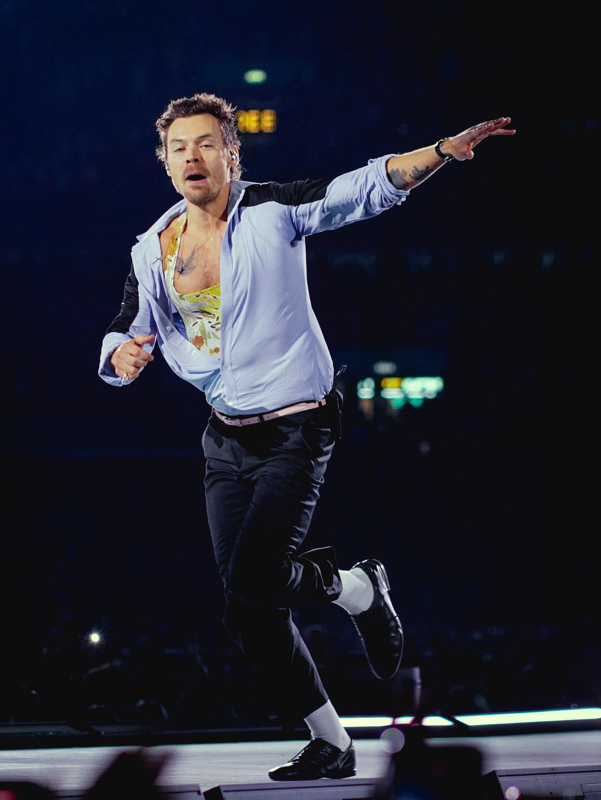 Hinh anh Harry Styles thay đổi phong cách ra sao sau “kỷ nguyên Gucci”? 17