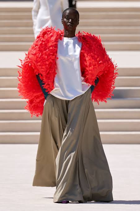 Hinh anh Balenciaga Haute Couture FW26: “Tân vương” dệt mộng vải vóc từ hình khối 2
