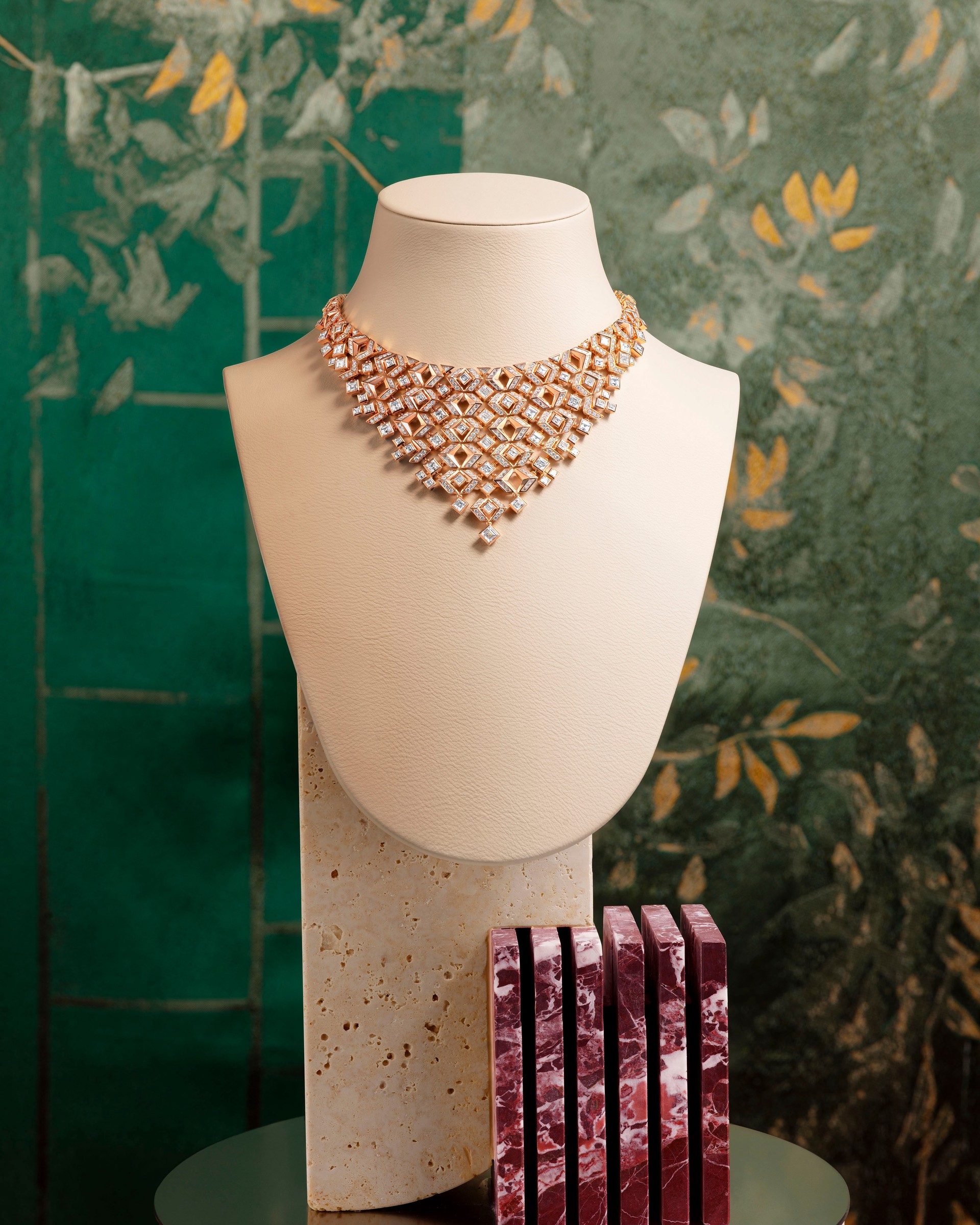 Hinh anh Kỹ nghệ ren Haute Couture hóa hình hài đá quý qua Bvlgari Eclettica 1