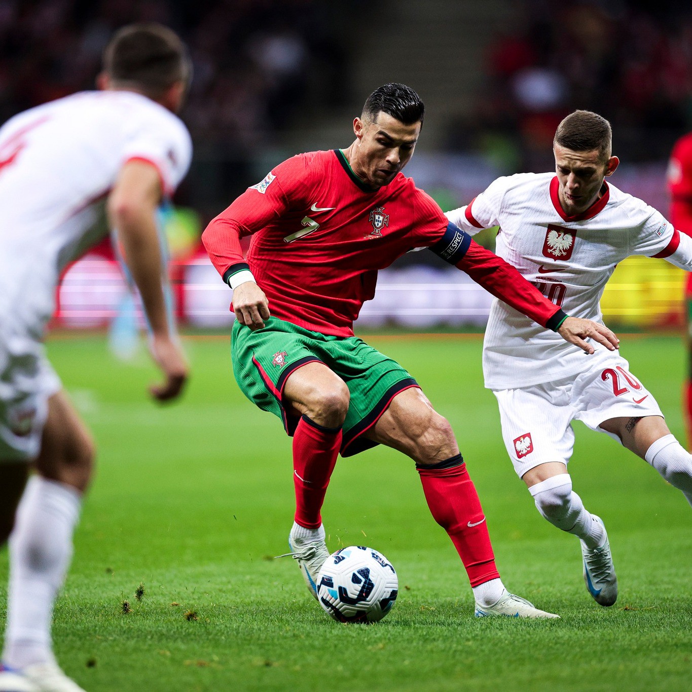 Hinh anh Ronaldo rời sân, bóng đá vắng đi điều gì? 2