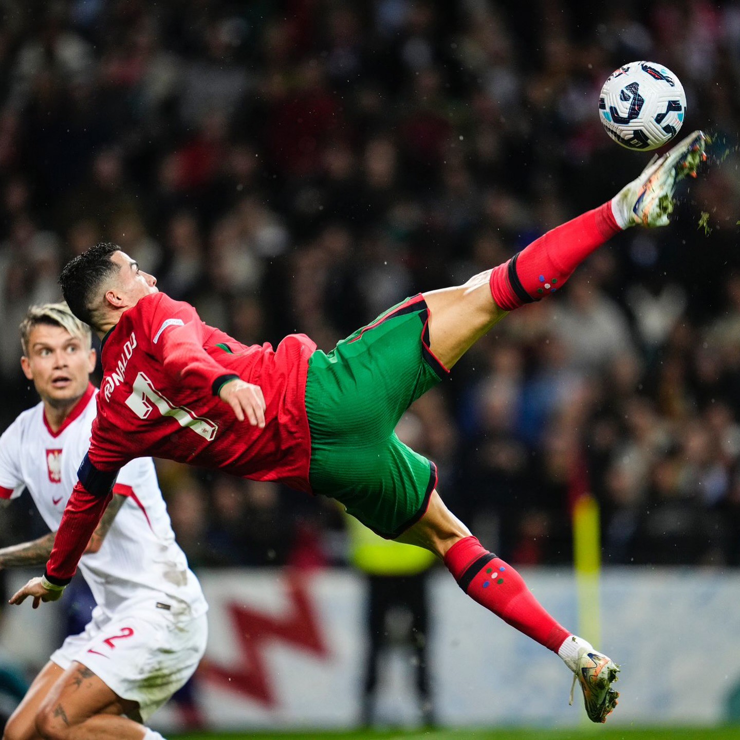 Hinh anh Ronaldo rời sân, bóng đá vắng đi điều gì? 3