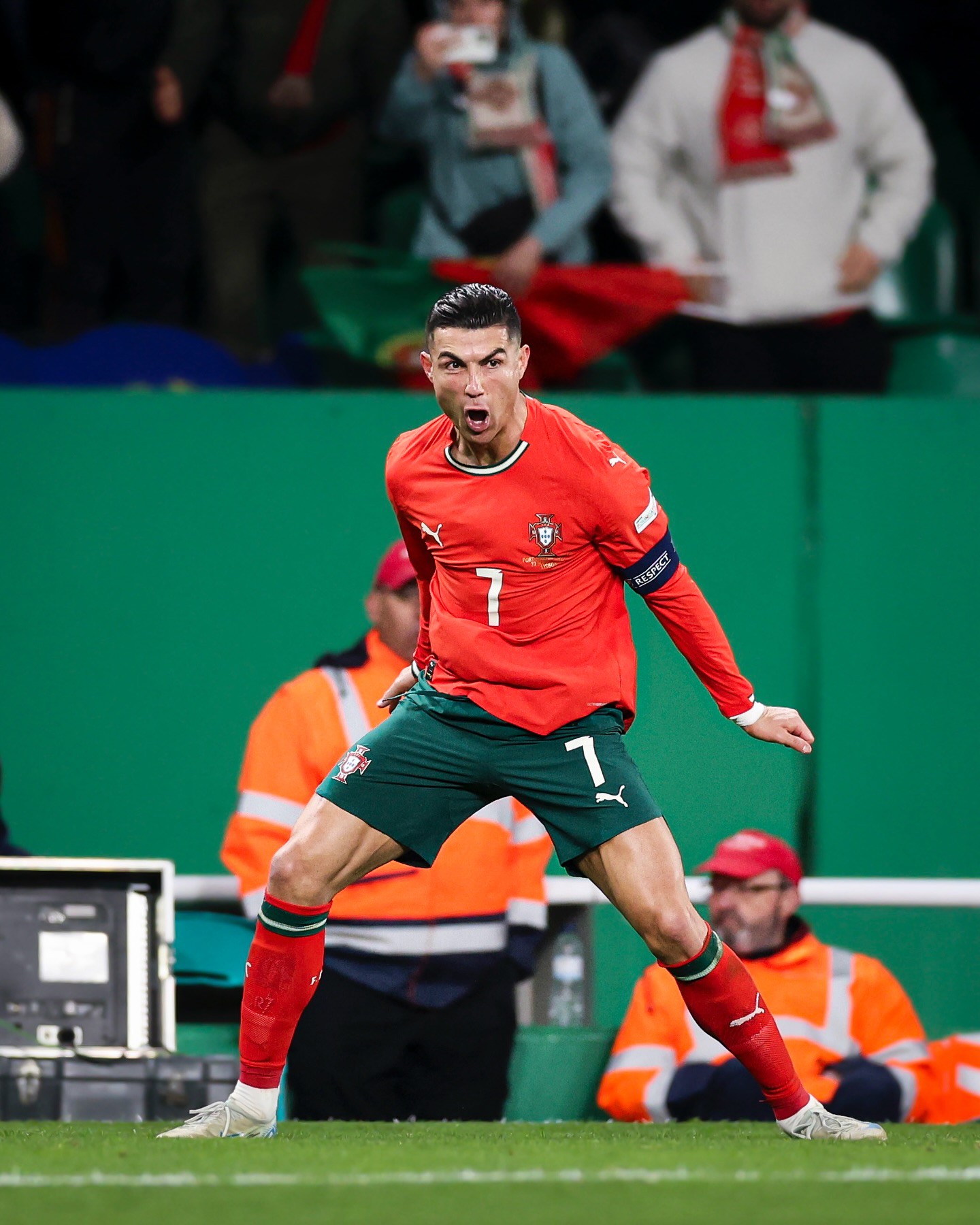 Hinh anh Ronaldo rời sân, bóng đá vắng đi điều gì? 5