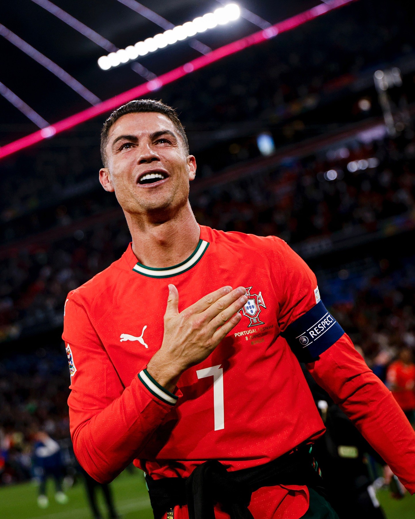 Hinh anh Ronaldo rời sân, bóng đá vắng đi điều gì? 4