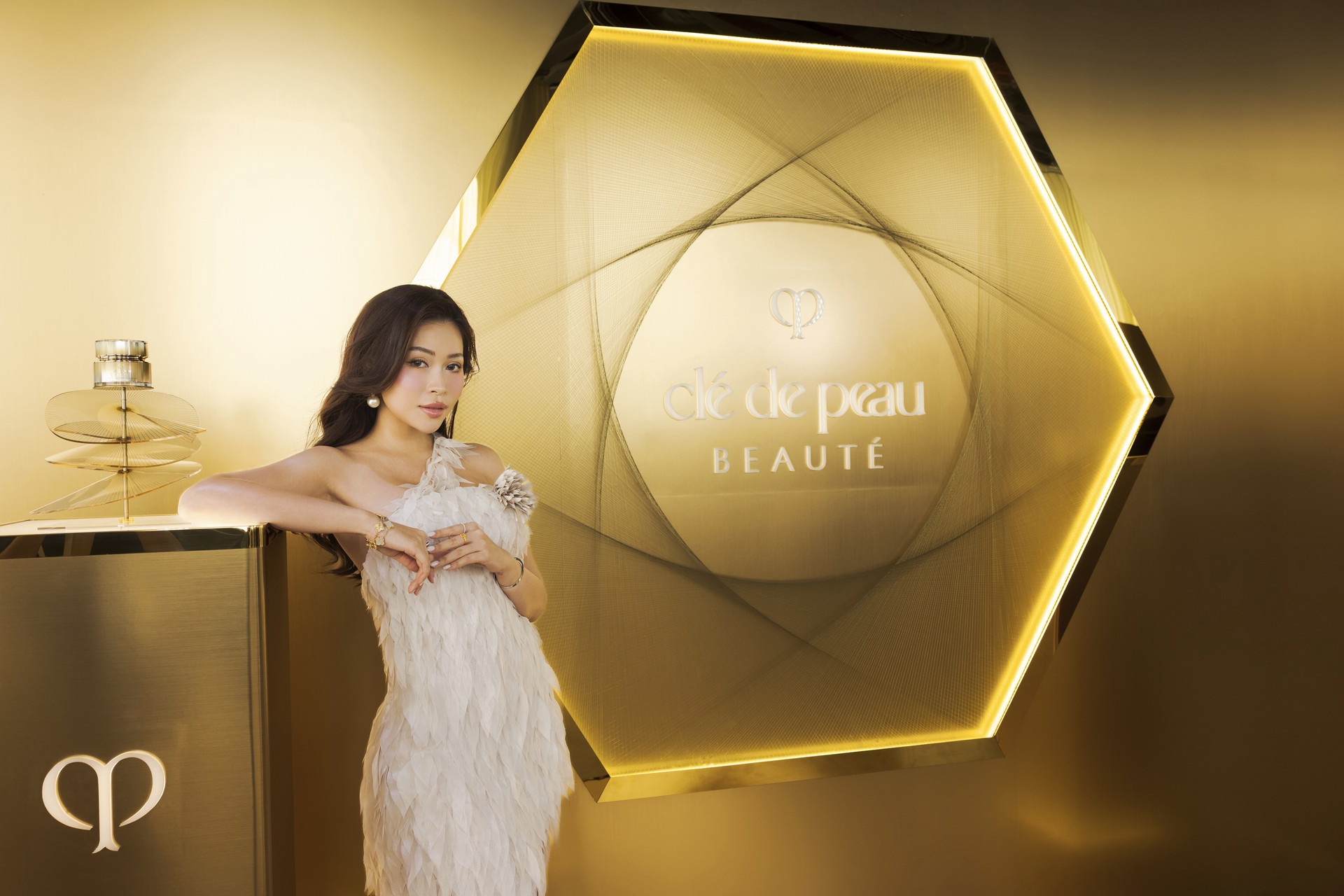 Hinh anh Clé de Peau Beauté Restorative Cream Supreme: Rạng rỡ dấu ấn thời gian 2