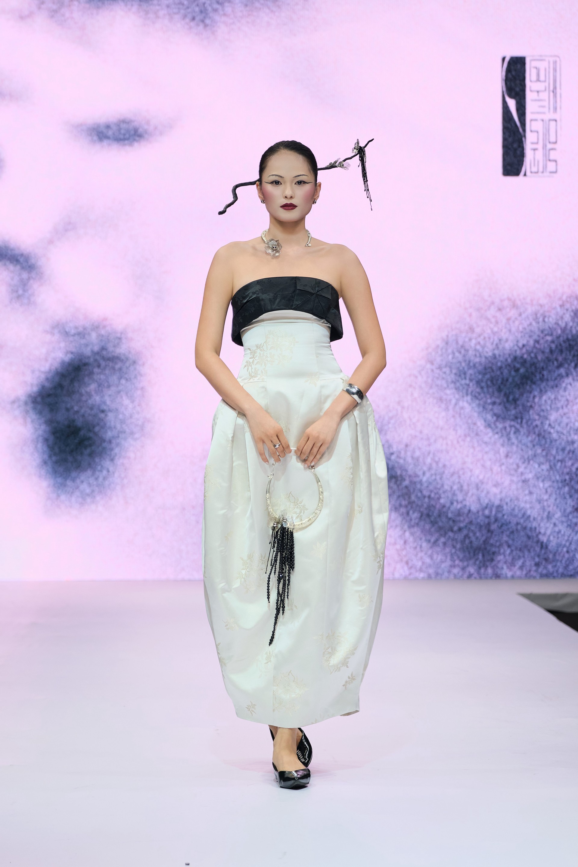 Hinh anh Saigon Fashion Runway powered by Fujifilm Vietnam: The New Neon và hành trình mới của sáng tạo Việt 15