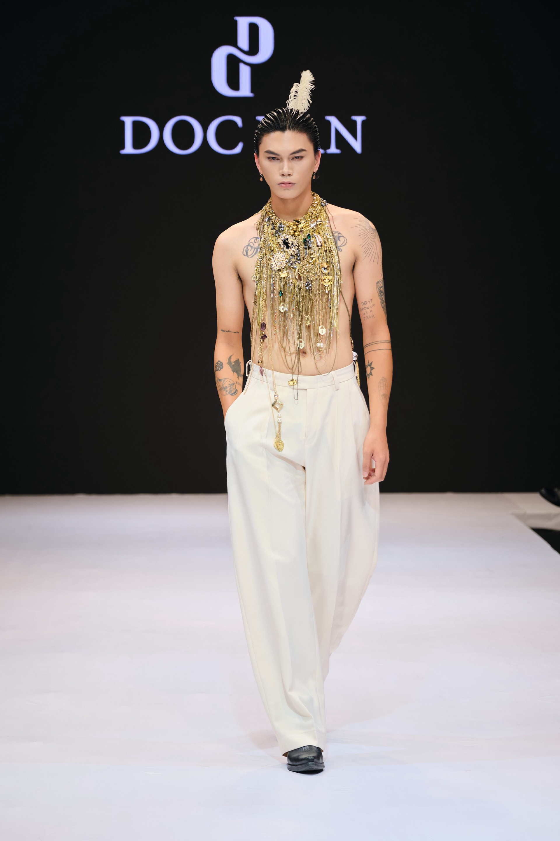 Hinh anh Saigon Fashion Runway powered by Fujifilm Vietnam: The New Neon và hành trình mới của sáng tạo Việt 21