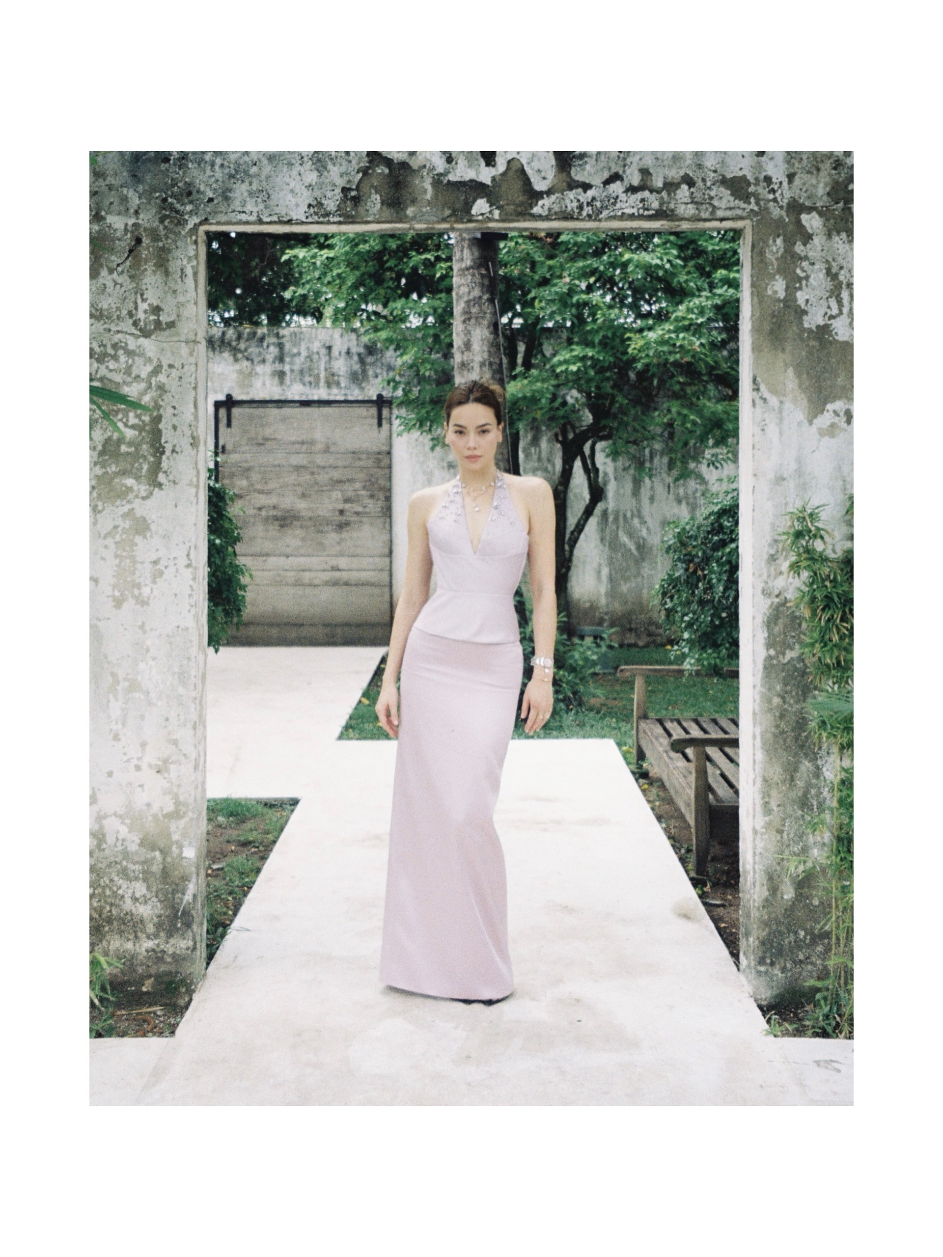 Hinh anh Hồ Ngọc Hà diễn giải nét nữ tính cùng Bvlgari Eternally Iconic 1