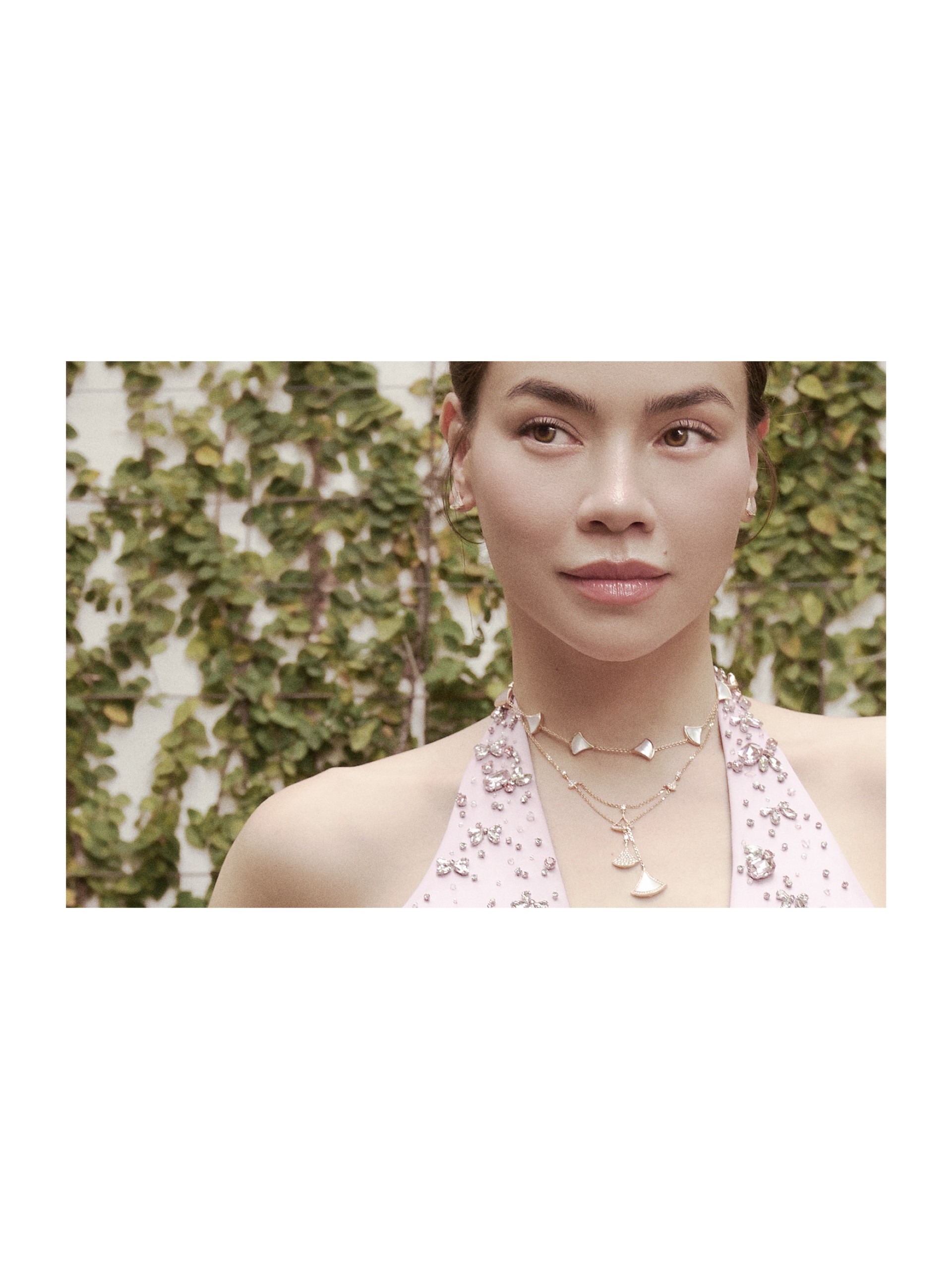Hinh anh Hồ Ngọc Hà diễn giải nét nữ tính cùng Bvlgari Eternally Iconic 4