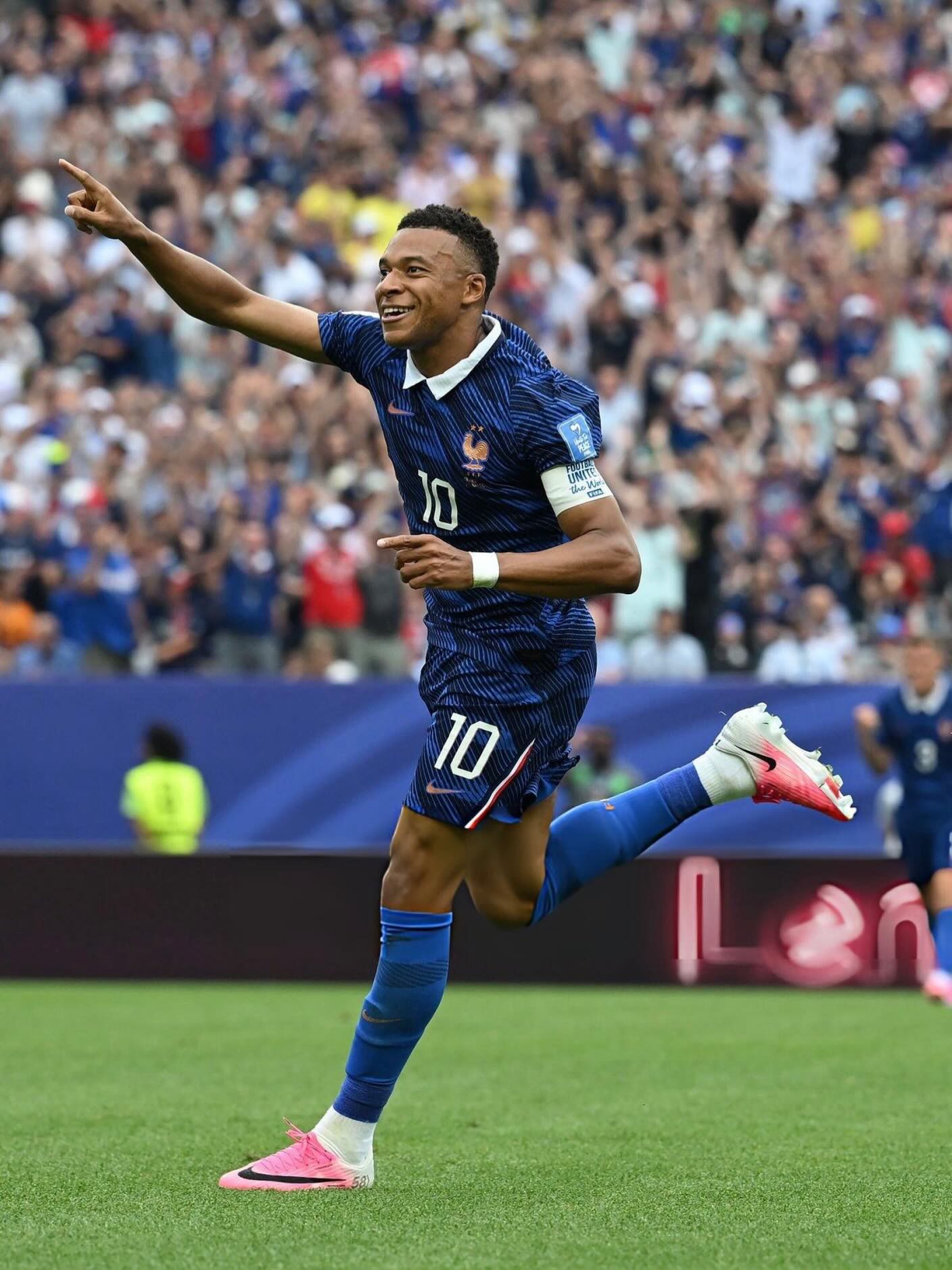 Hinh anh Ronaldo rời sân, bóng đá vắng đi điều gì? 14