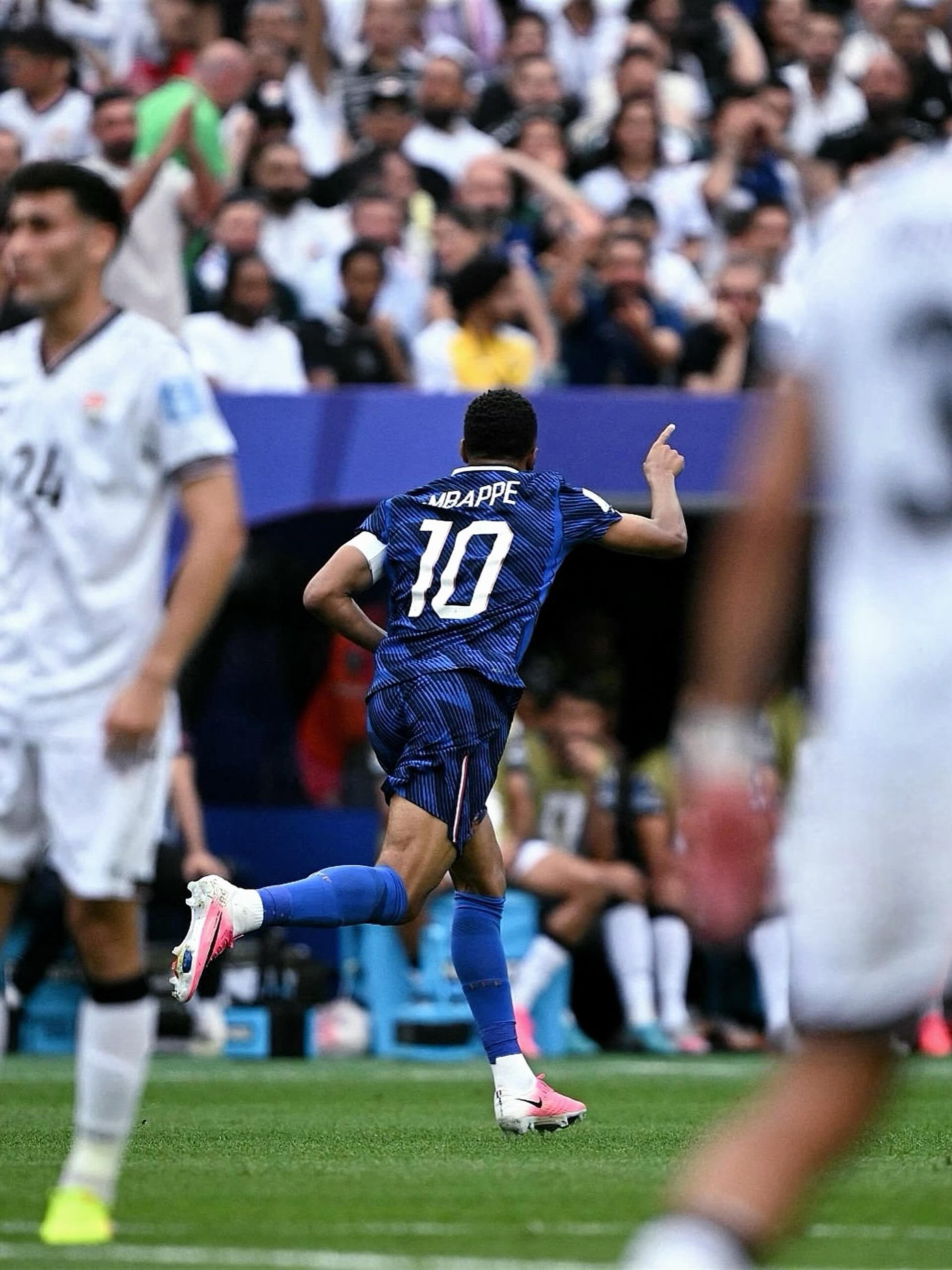 Hinh anh Ronaldo rời sân, bóng đá vắng đi điều gì? 17