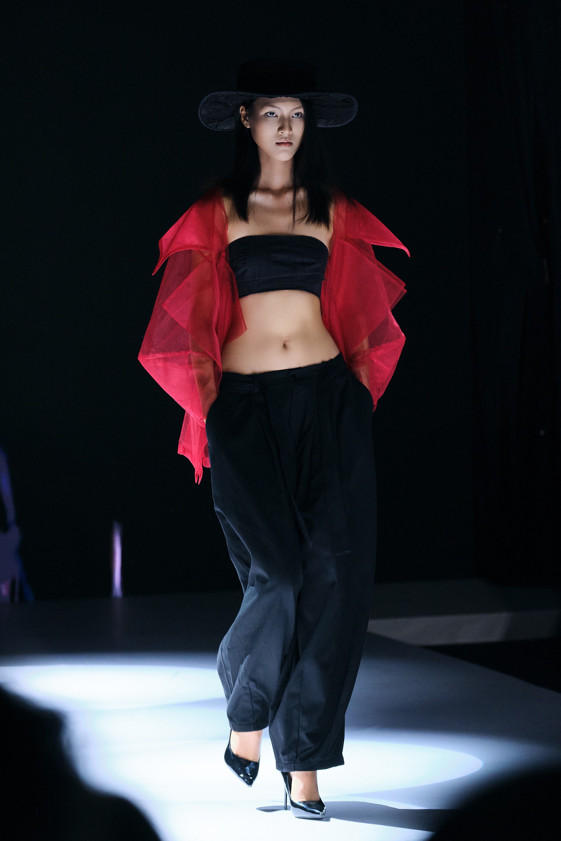 Hinh anh Saigon Fashion Runway powered by Fujifilm Vietnam: The New Neon và hành trình mới của sáng tạo Việt 34