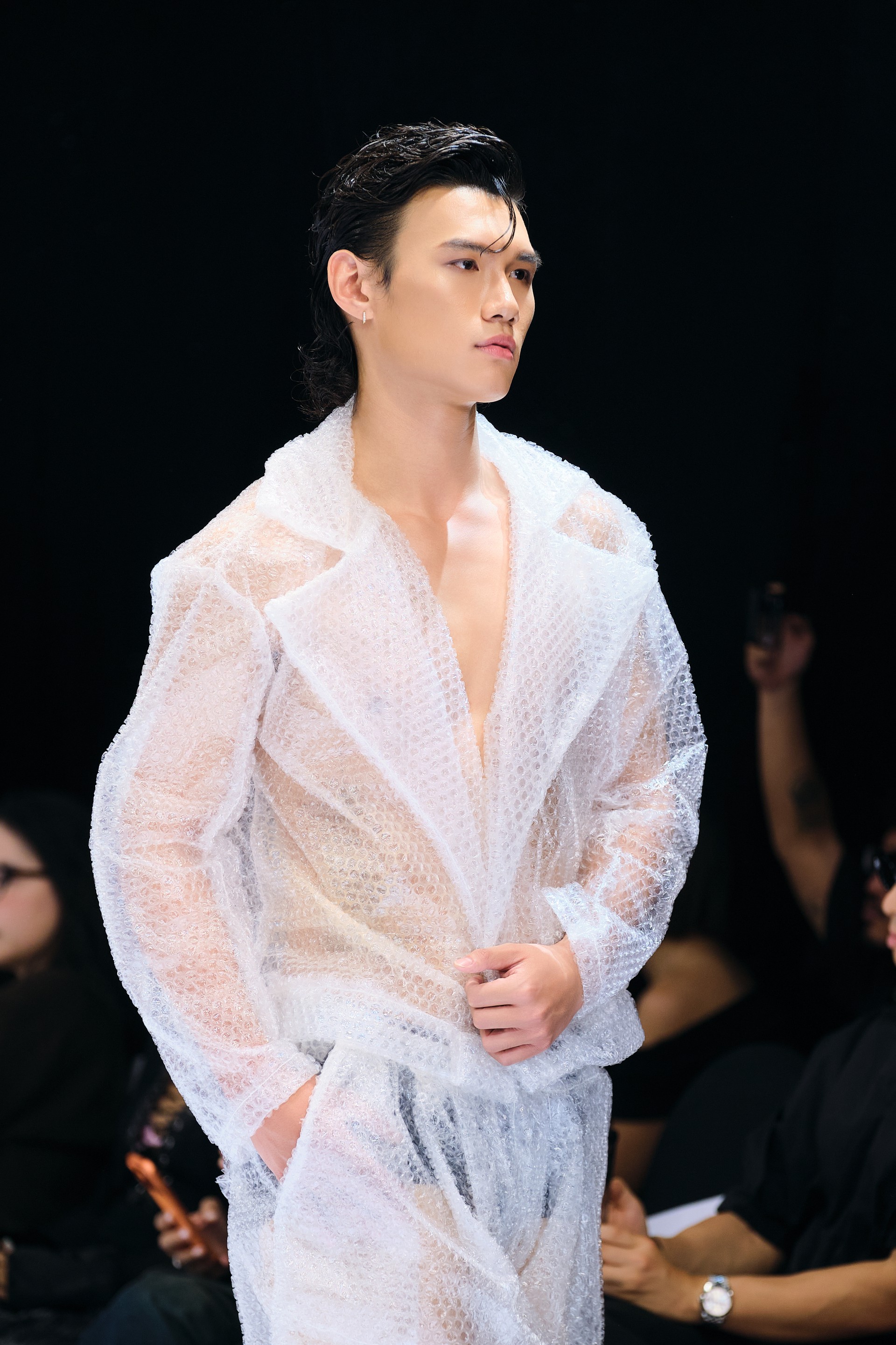 Hinh anh Saigon Fashion Runway powered by Fujifilm Vietnam: The New Neon và hành trình mới của sáng tạo Việt 36