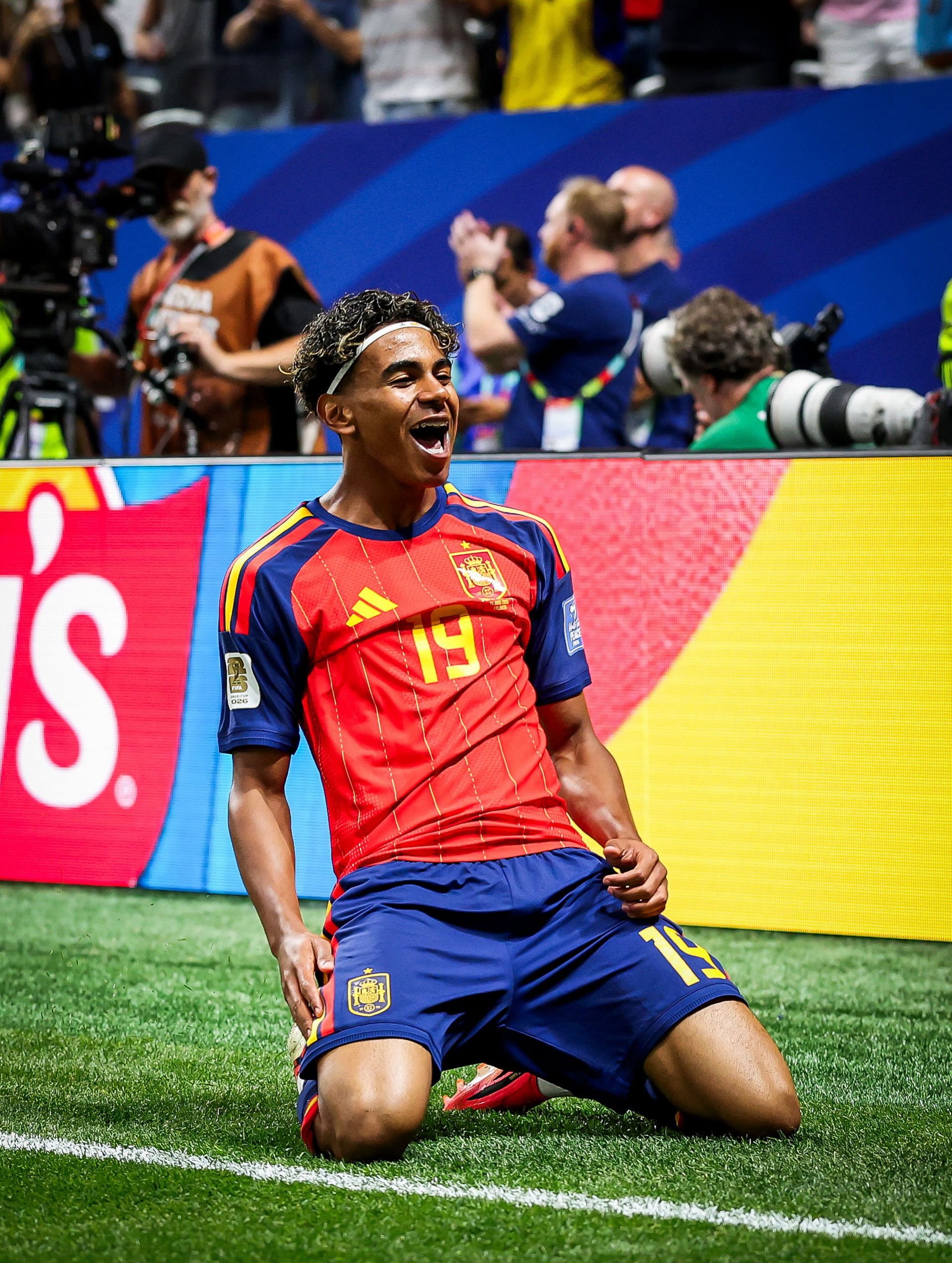 Hinh anh Ronaldo rời sân, bóng đá vắng đi điều gì? 18