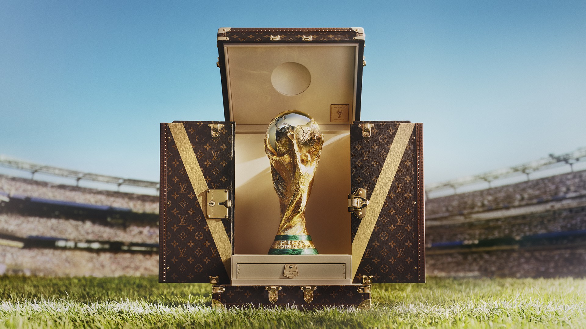 Dấu ấn Louis Vuitton phía sau chiếc rương bảo vệ cúp vàng FIFA World Cup 2026 