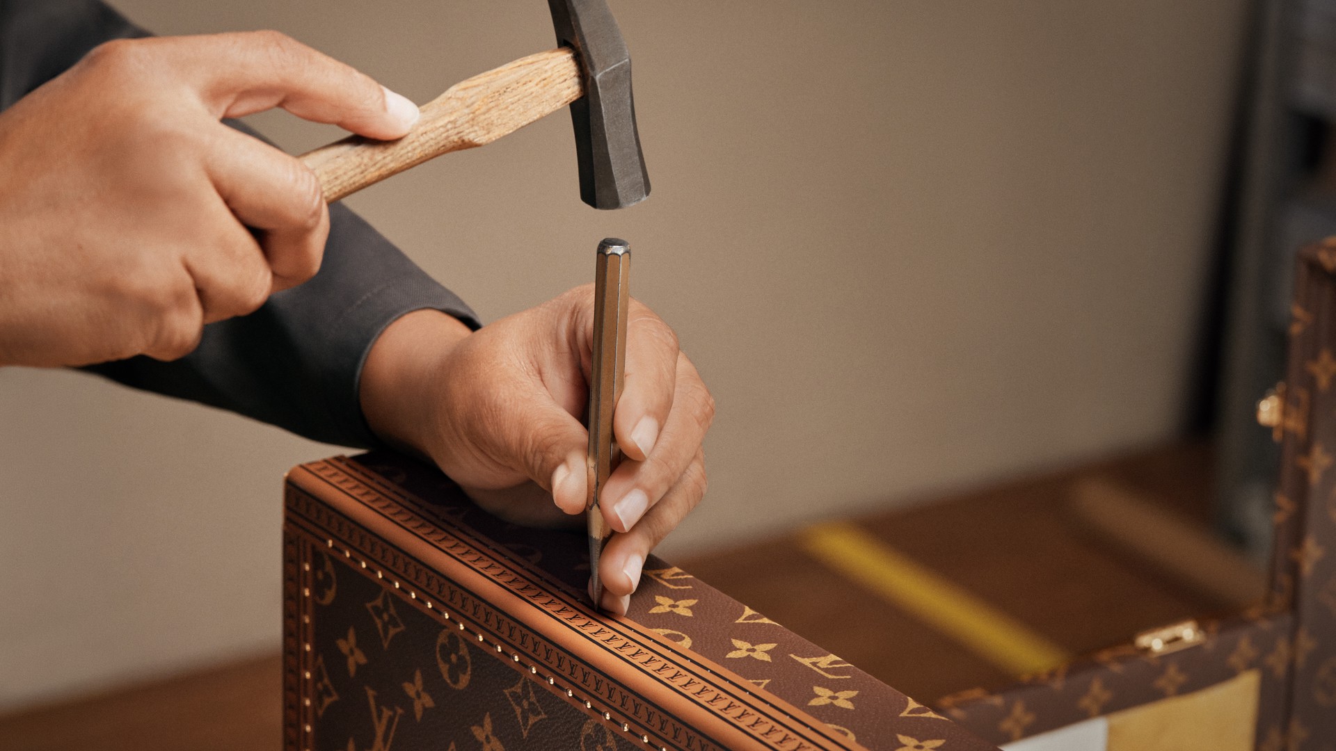 Hinh anh Dấu ấn Louis Vuitton phía sau chiếc rương bảo vệ cúp vàng FIFA World Cup 2026  4