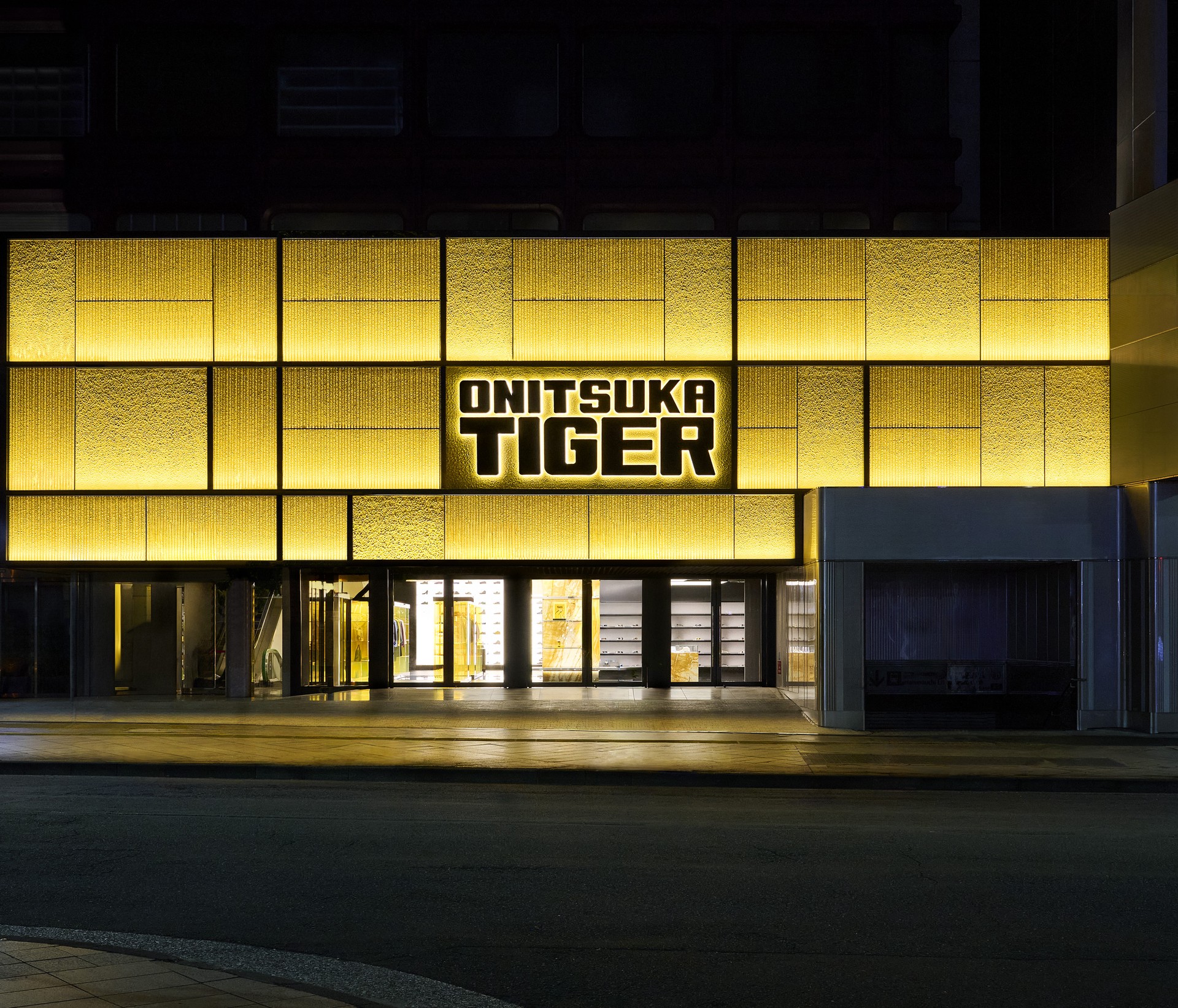 Hinh anh Onitsuka Tiger ra mắt flagship lớn nhất thế giới tại Shinjuku 1