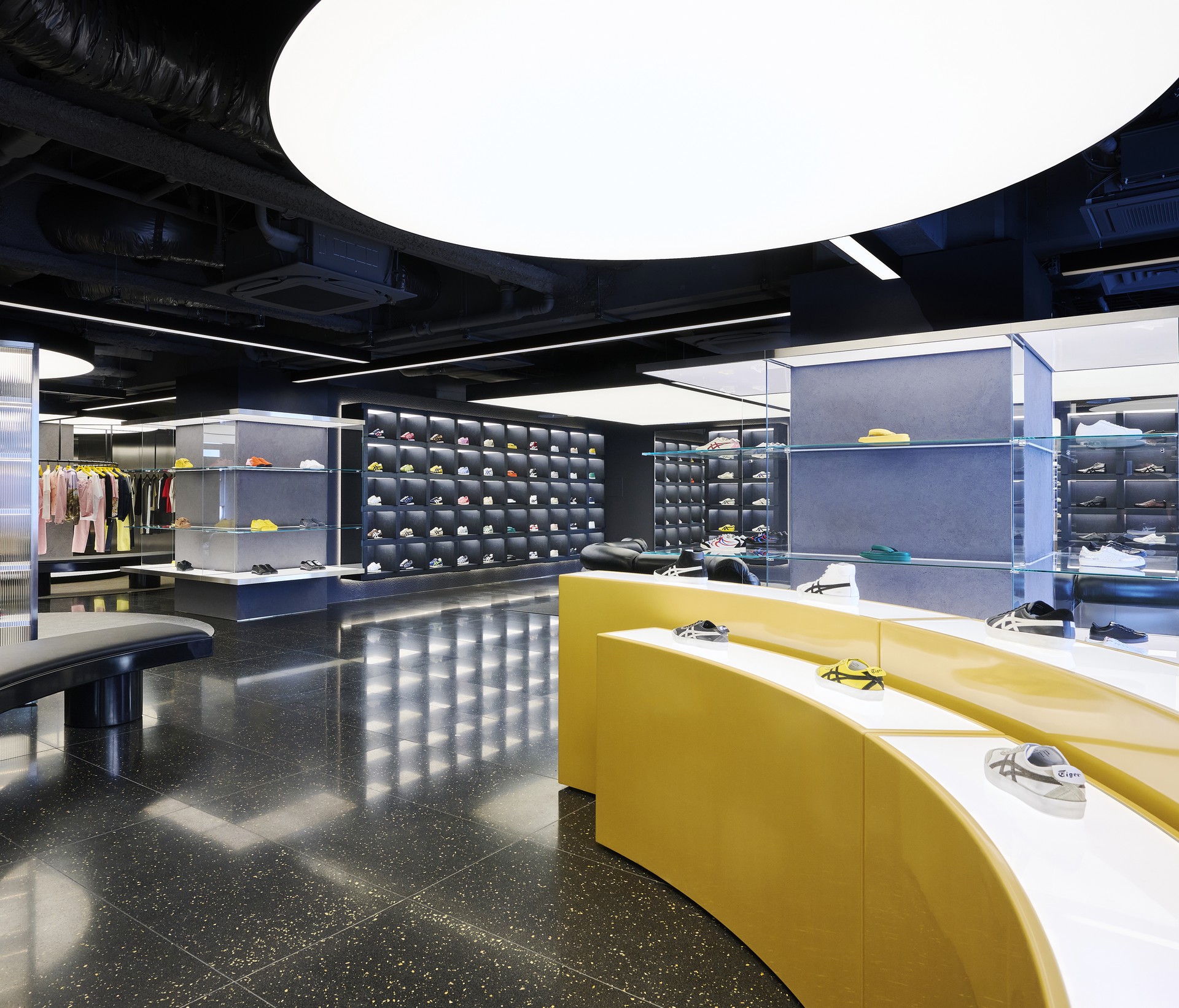 Hinh anh Onitsuka Tiger ra mắt flagship lớn nhất thế giới tại Shinjuku 3