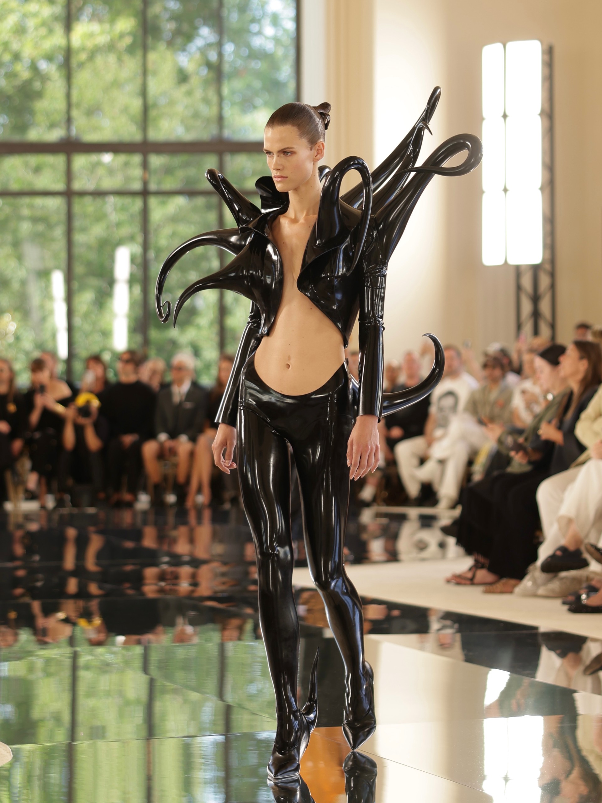 Hinh anh Tiếng gọi hư vô trên sàn diễn Schiaparelli Haute Couture Thu Đông 2026 1