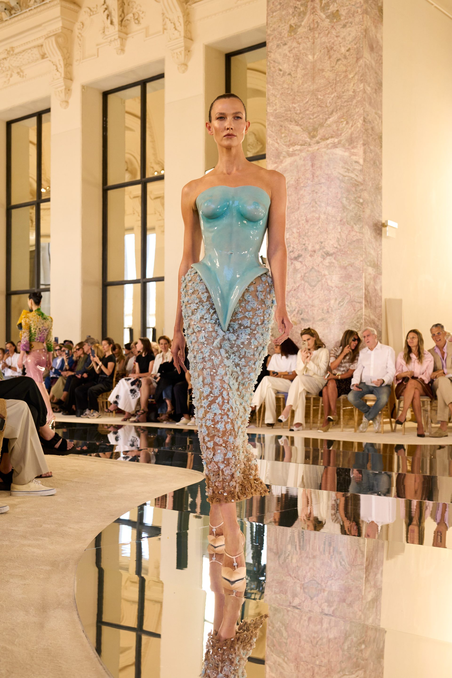 Hinh anh Tiếng gọi hư vô trên sàn diễn Schiaparelli Haute Couture Thu Đông 2026 12