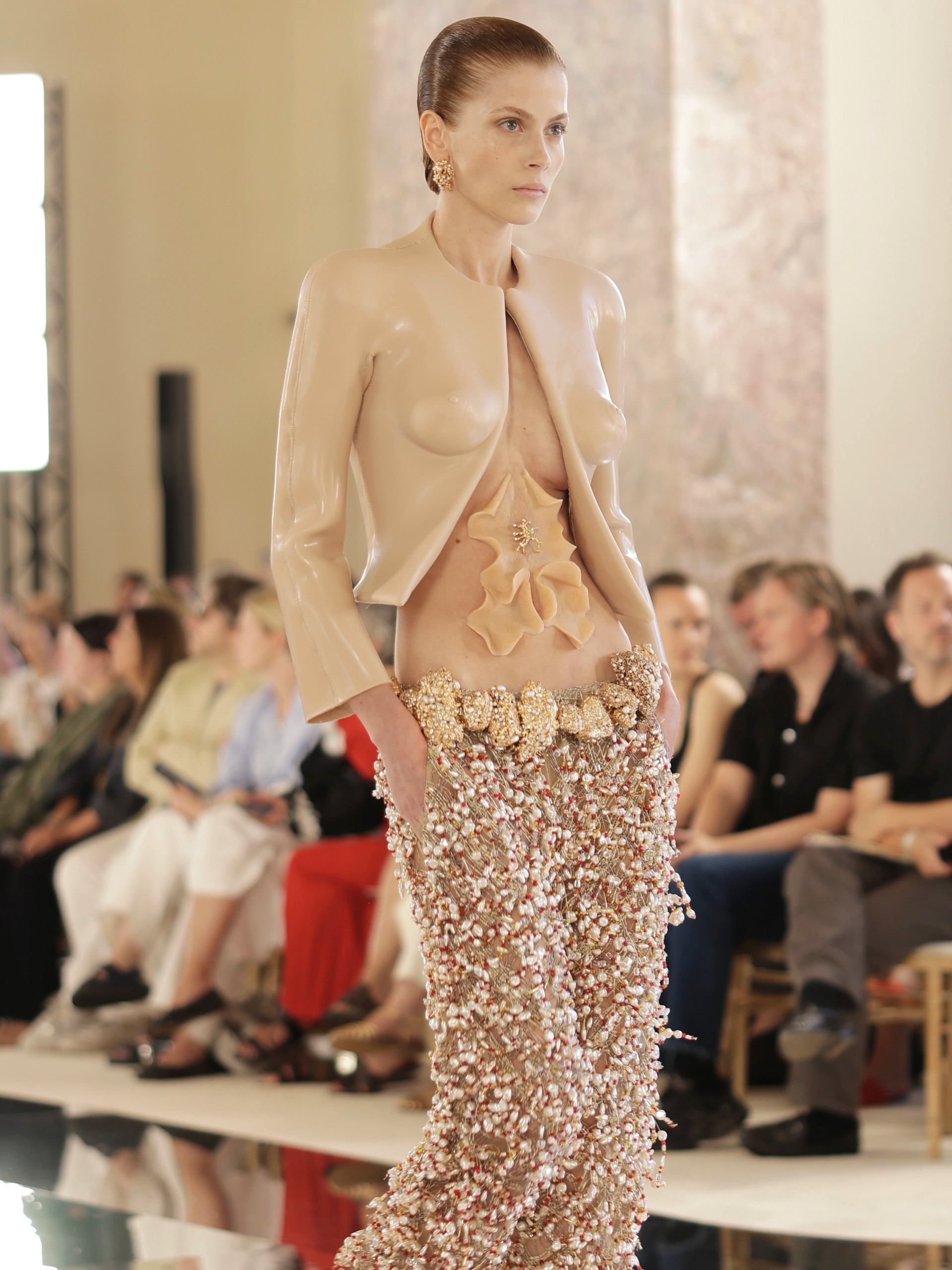 Hinh anh Tiếng gọi hư vô trên sàn diễn Schiaparelli Haute Couture Thu Đông 2026 6