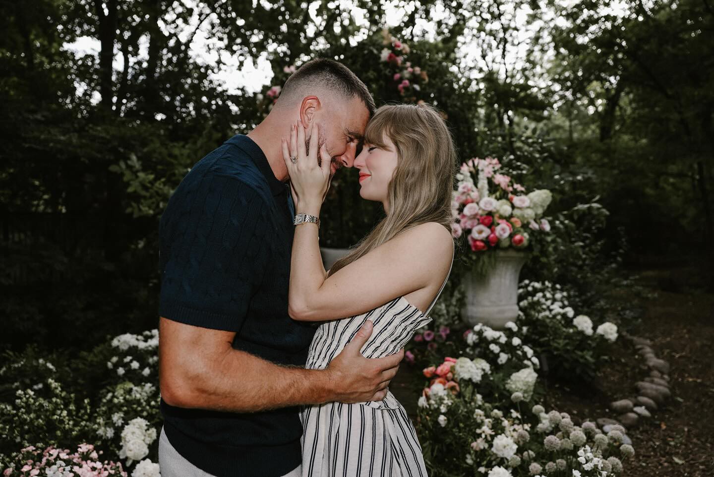 Hinh anh Chàng thơ Travis Kelce qua những bản tình ca của Taylor Swift 14