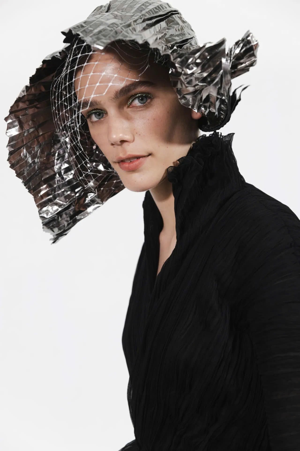Hinh anh Dior Haute Couture FW26: Ngôn ngữ điêu khắc dưới bóng cây dương xỉ  40