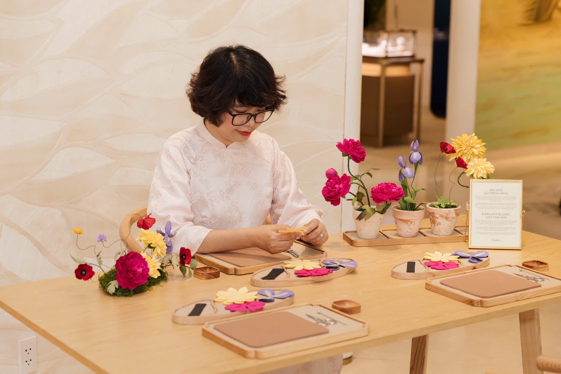 Hinh anh Nghệ nhân Phan Ngọc Hiếu: Người đơm sức sống cho những cánh hoa 5