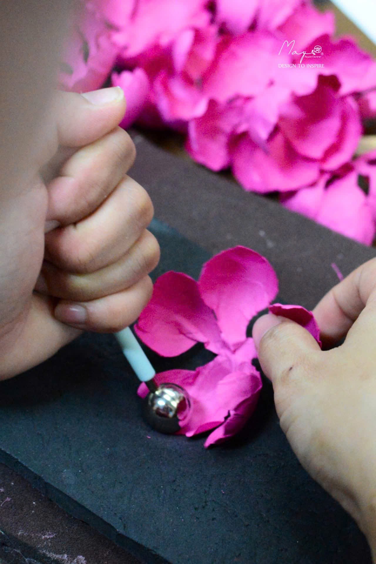 Hinh anh Nghệ nhân Phan Ngọc Hiếu: Người đơm sức sống cho những cánh hoa 9