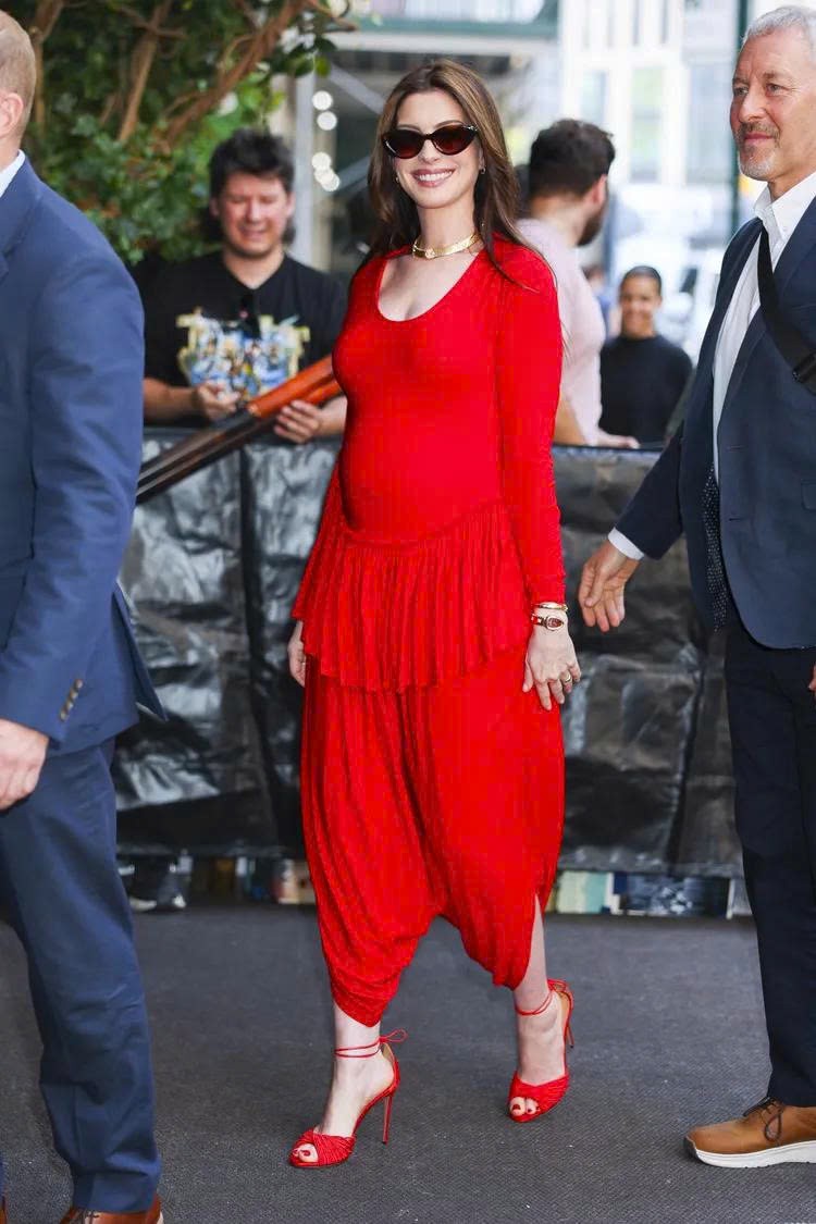Hinh anh Một mùa hè high fashion của “mẹ bầu” Anne Hathaway 1