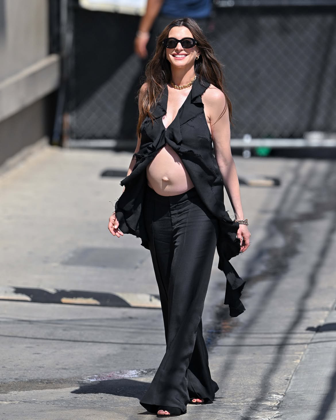 Hinh anh Một mùa hè high fashion của “mẹ bầu” Anne Hathaway 19