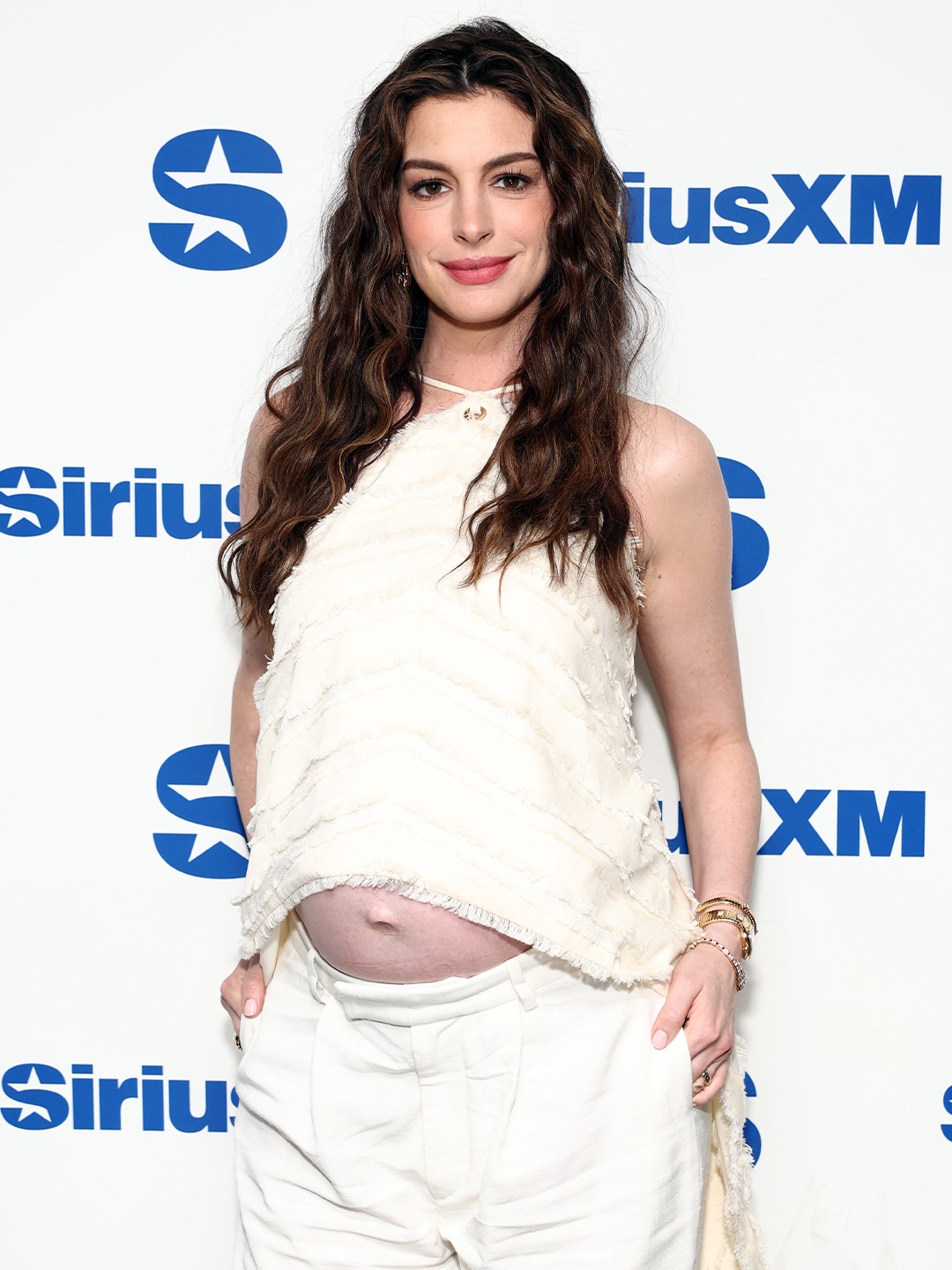 Hinh anh Một mùa hè high fashion của “mẹ bầu” Anne Hathaway 15