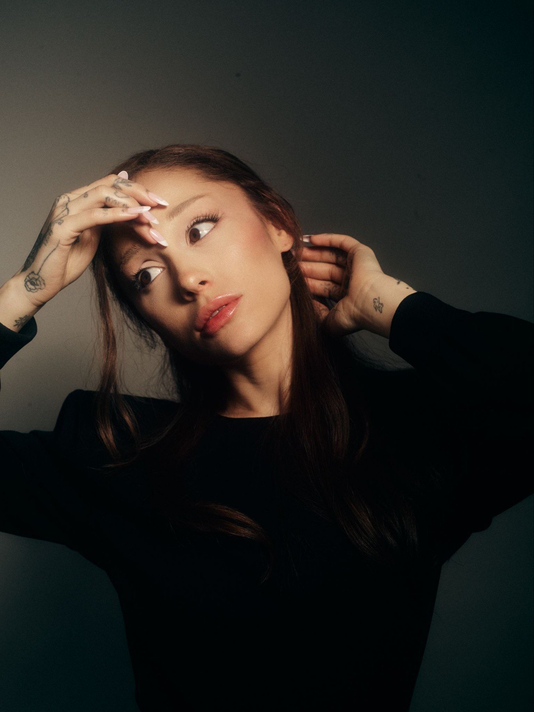 Hinh anh Ariana Grande và sức nặng của ánh nhìn 3