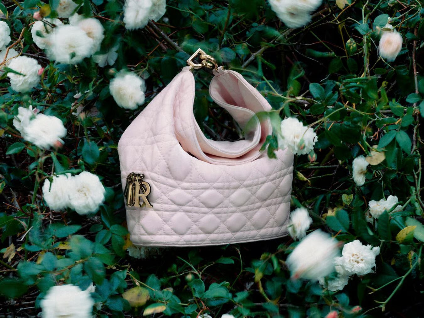 Hinh anh Jonathan Anderson mở rộng ngôn ngữ túi xách Dior với Dior Bolt và Dior Toujours  5