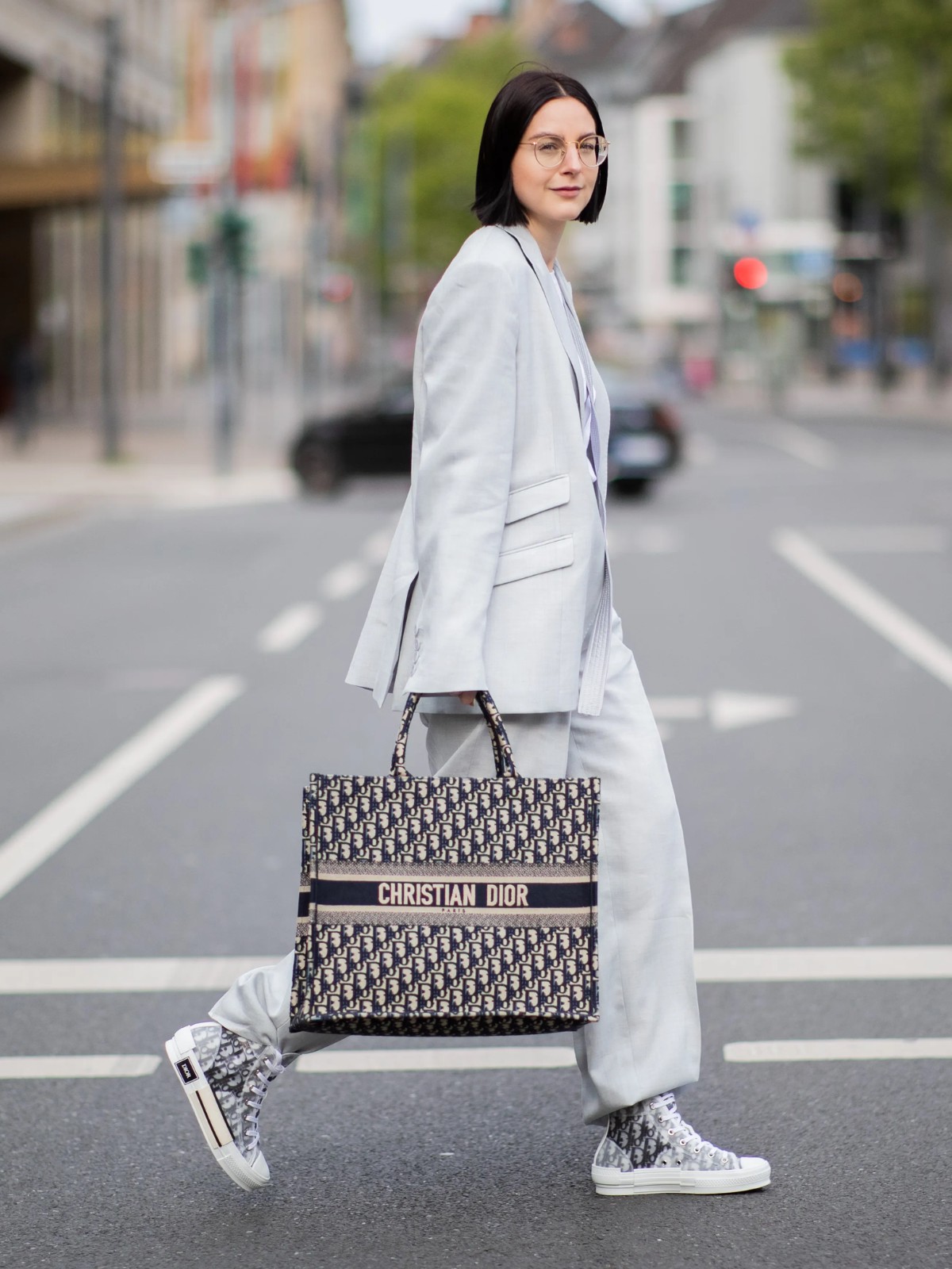 Hinh anh Chân dung người phụ nữ Dior qua các dáng túi biểu tượng 20