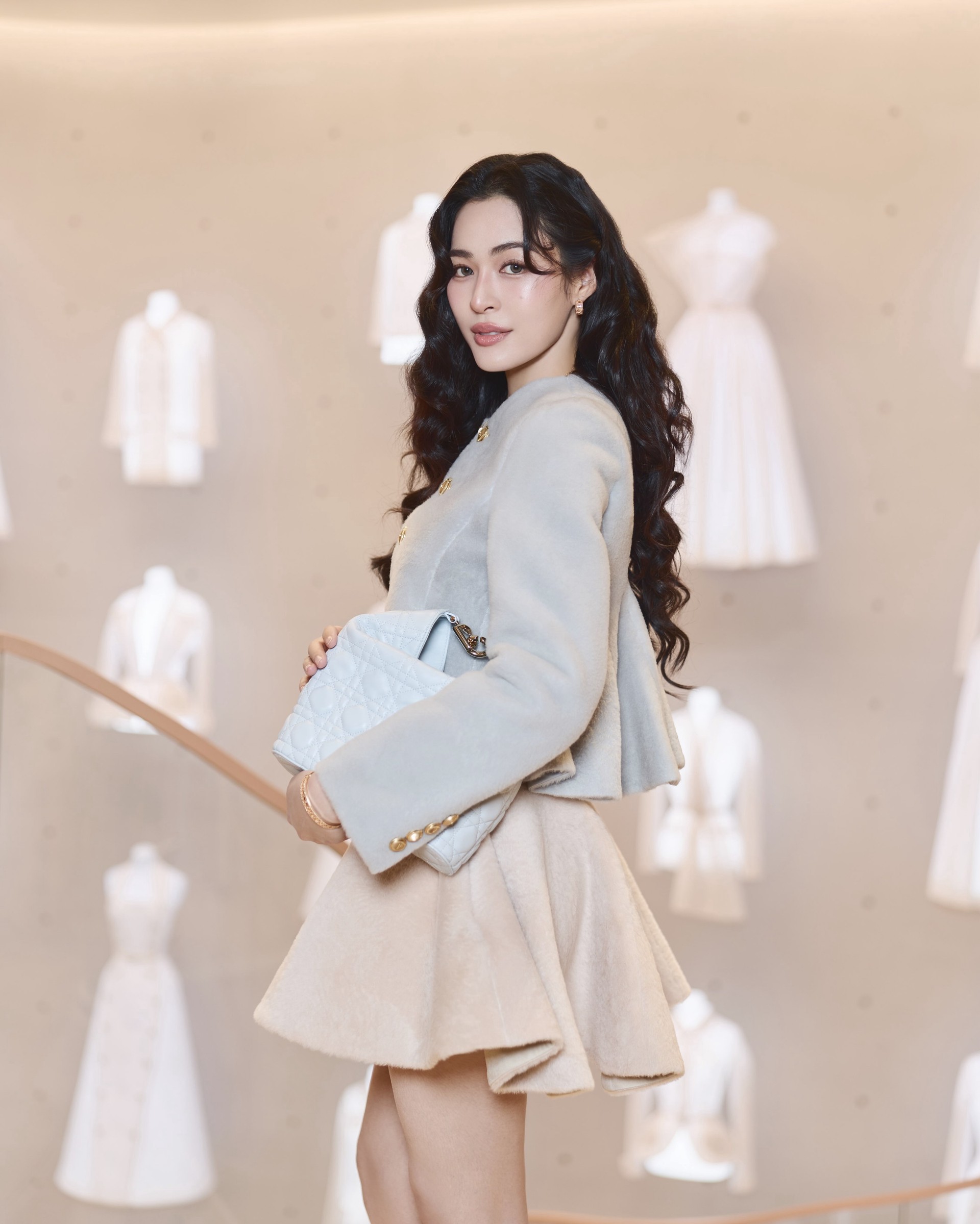 Hinh anh Chân dung người phụ nữ Dior qua các dáng túi biểu tượng 36
