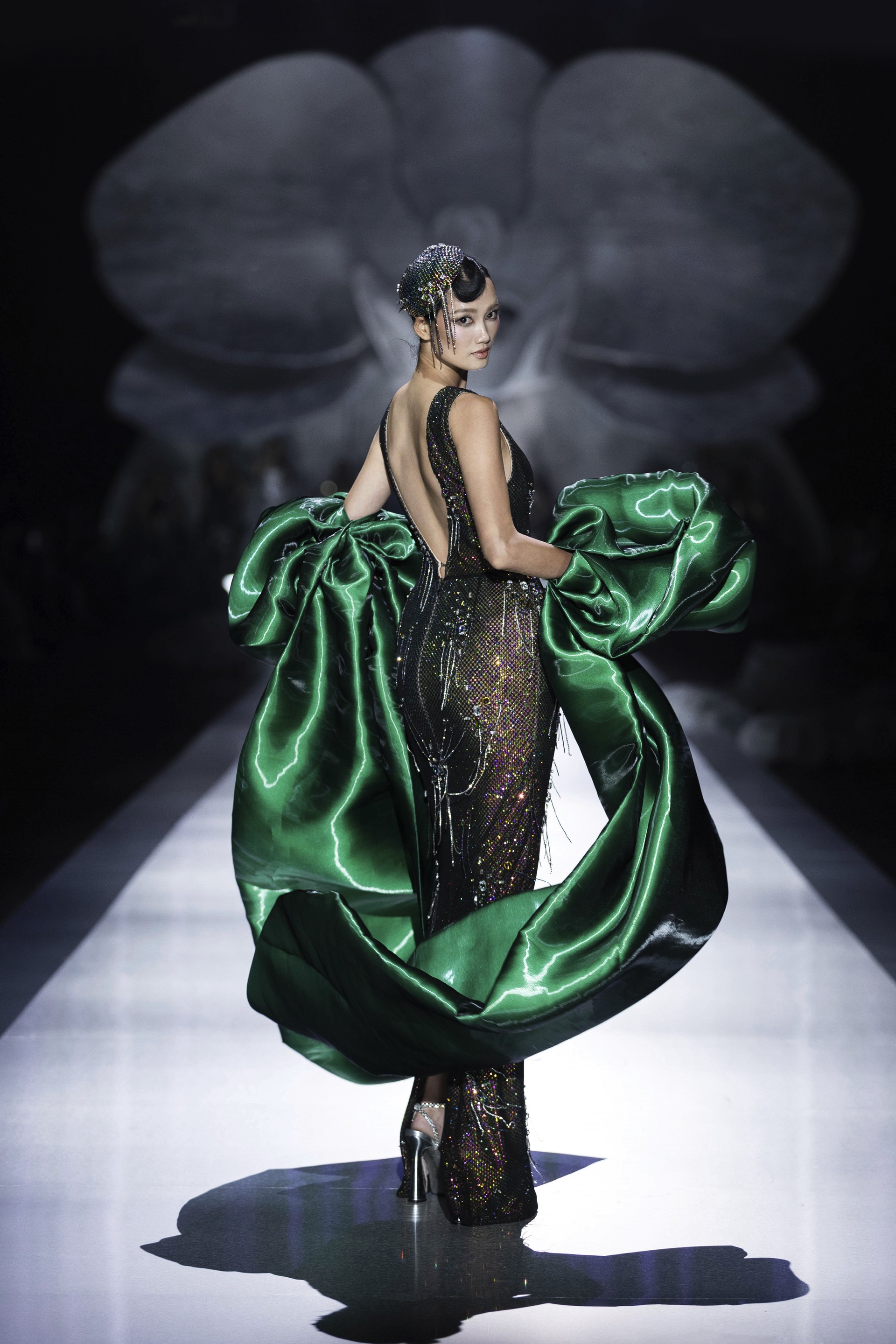 Hinh anh Giải mã ngôn ngữ couture của Chung Thanh Phong trong BST CTP No.3 6