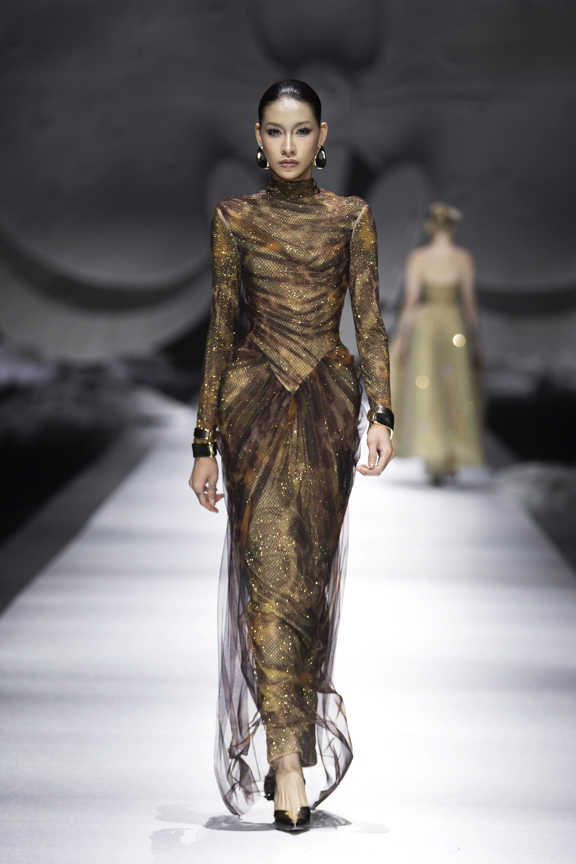 Hinh anh Giải mã ngôn ngữ couture của Chung Thanh Phong trong BST CTP No.3 15