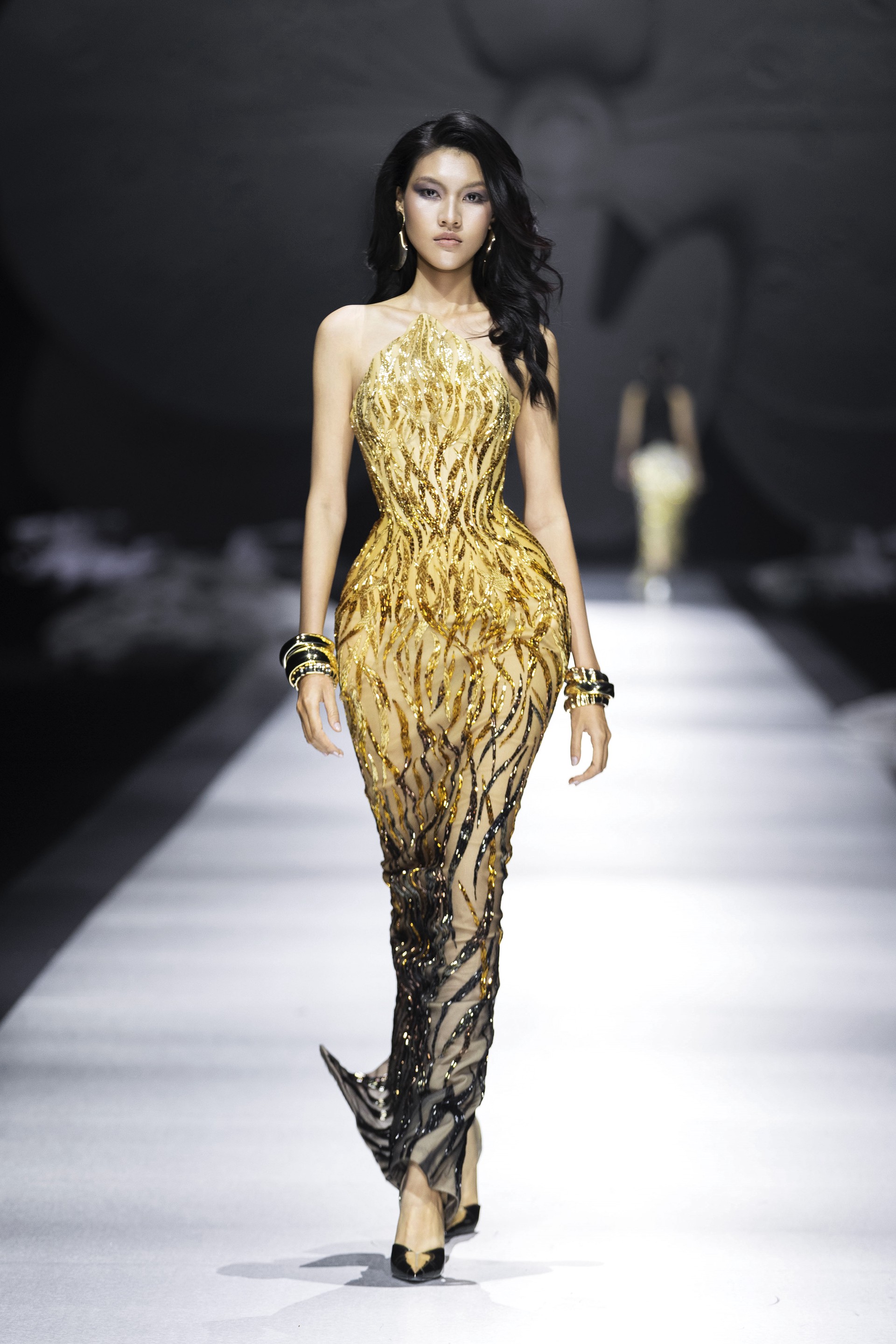 Hinh anh Giải mã ngôn ngữ couture của Chung Thanh Phong trong BST CTP No.3 12