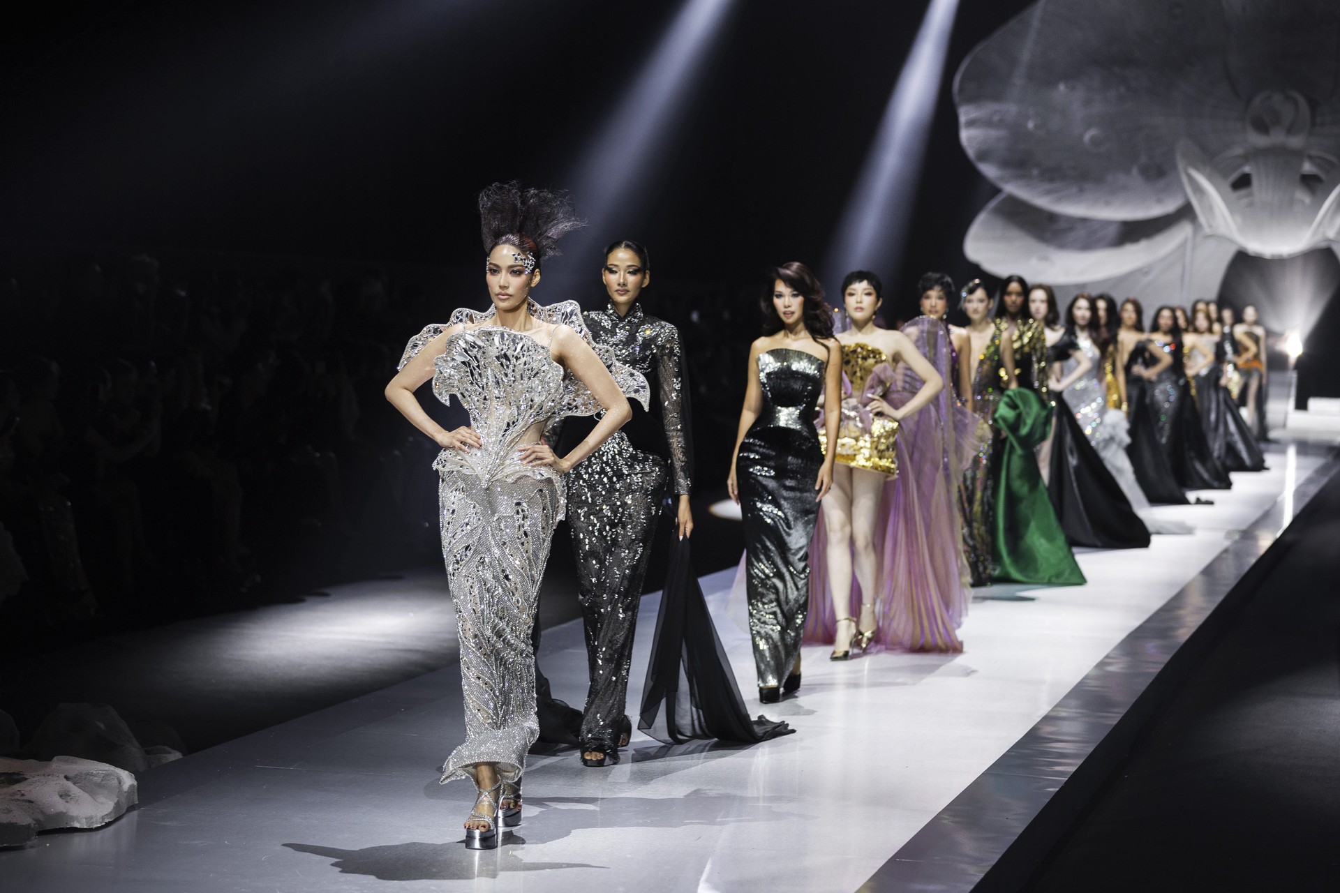 Hinh anh Giải mã ngôn ngữ couture của Chung Thanh Phong trong BST CTP No.3 1