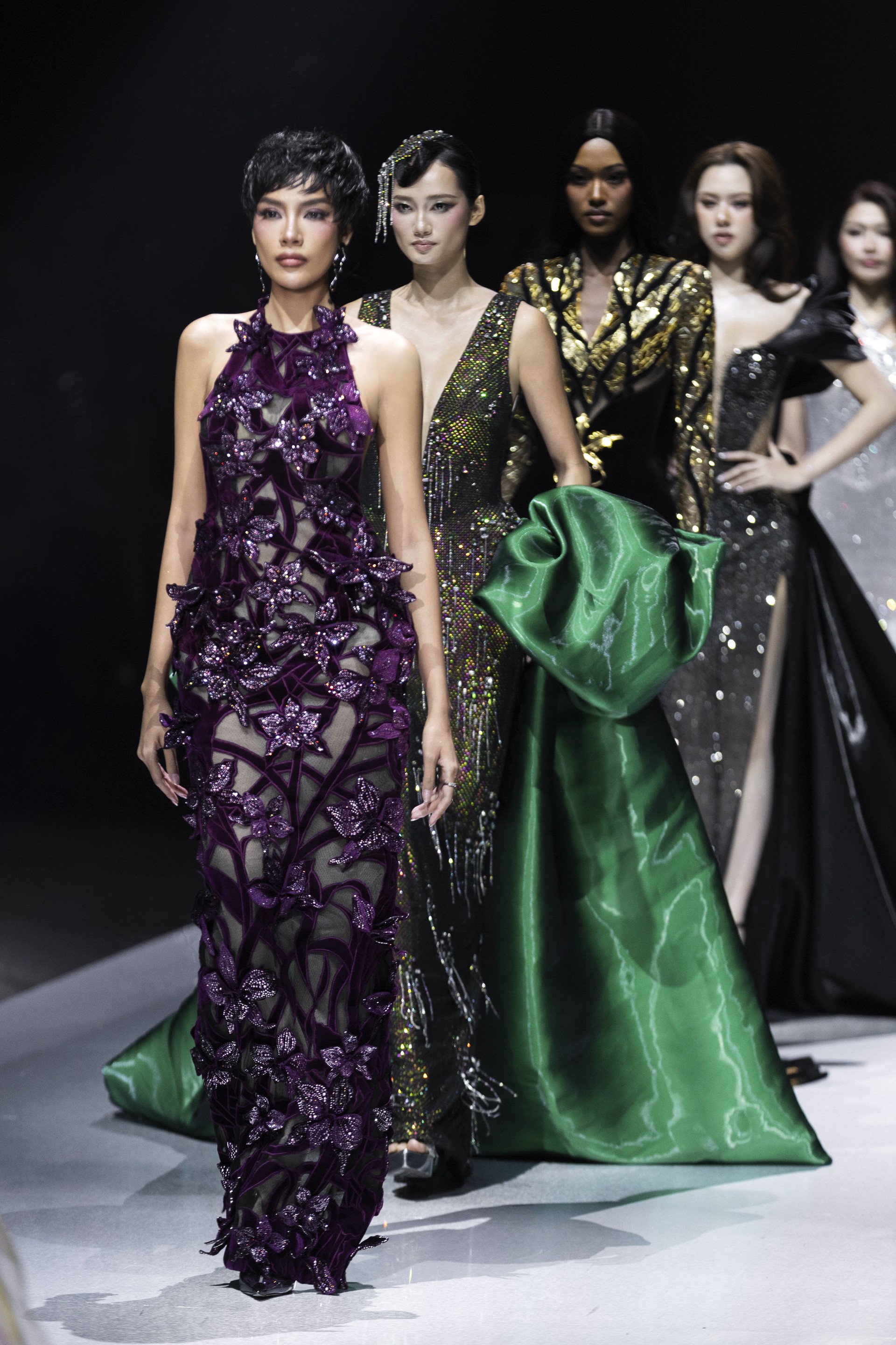 Hinh anh Giải mã ngôn ngữ couture của Chung Thanh Phong trong BST CTP No.3 16